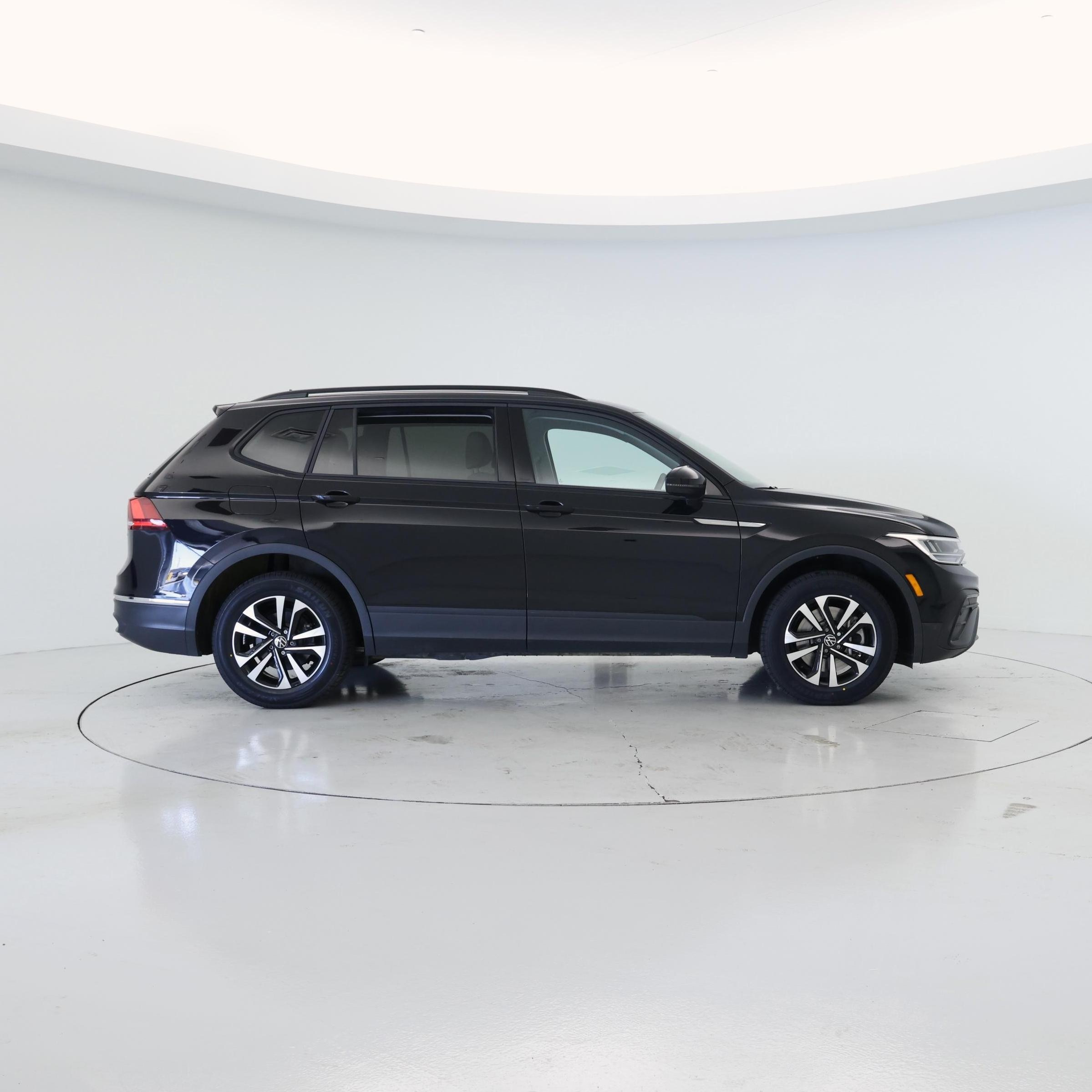 Thumbnail: 2023 Volkswagen Tiguan - 7