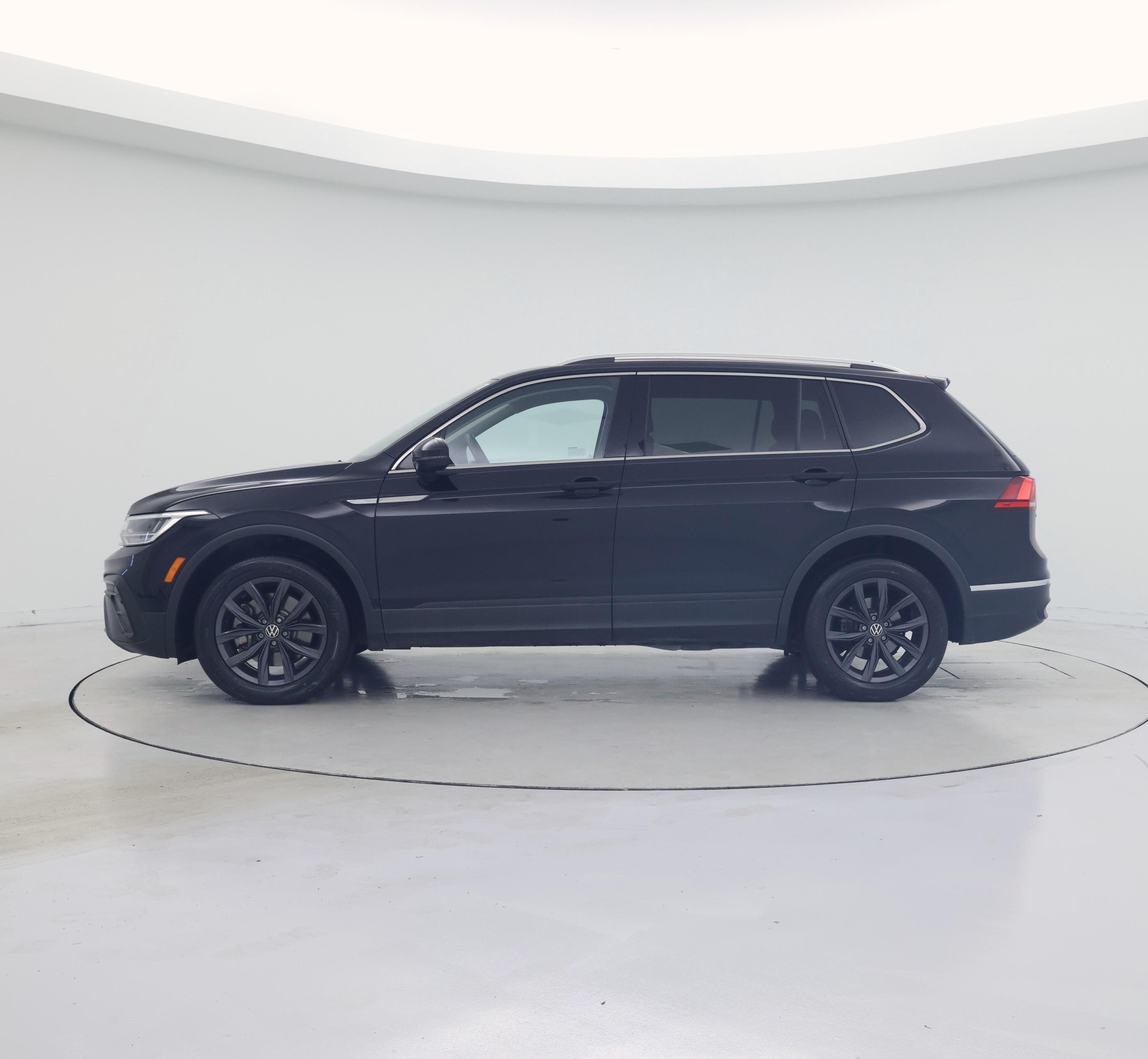 Thumbnail: 2022 Volkswagen Tiguan - 3