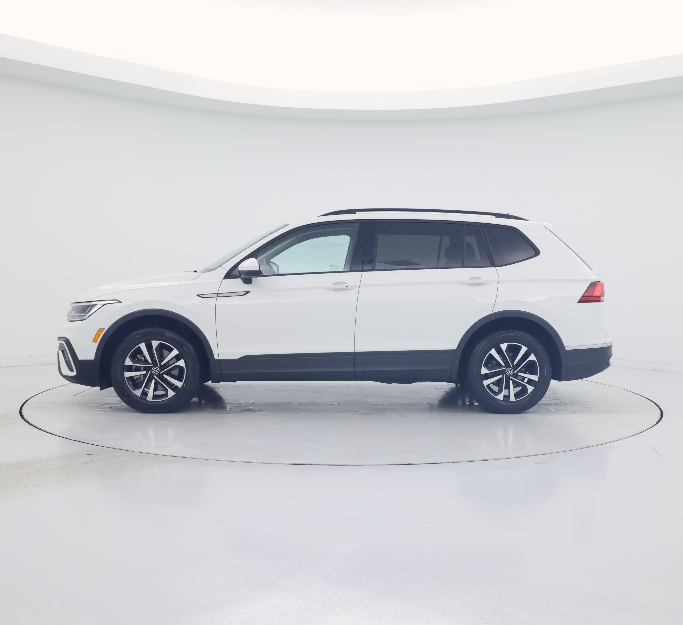 Thumbnail: 2023 Volkswagen Tiguan - 3