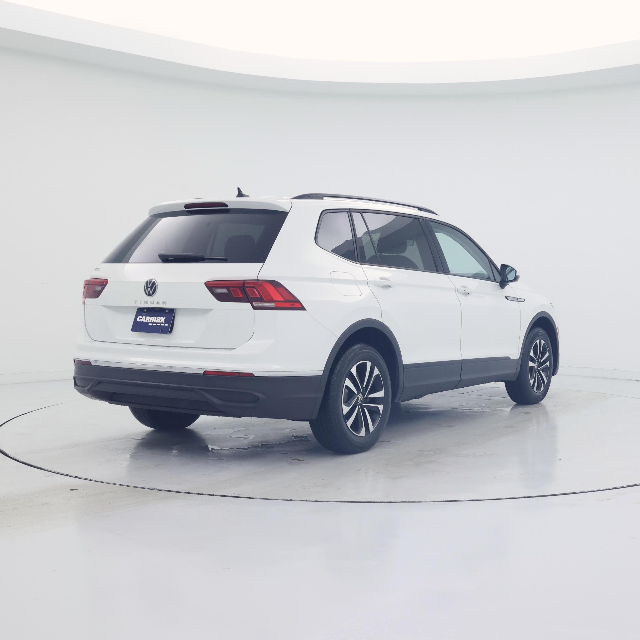 Thumbnail: 2023 Volkswagen Tiguan - 8