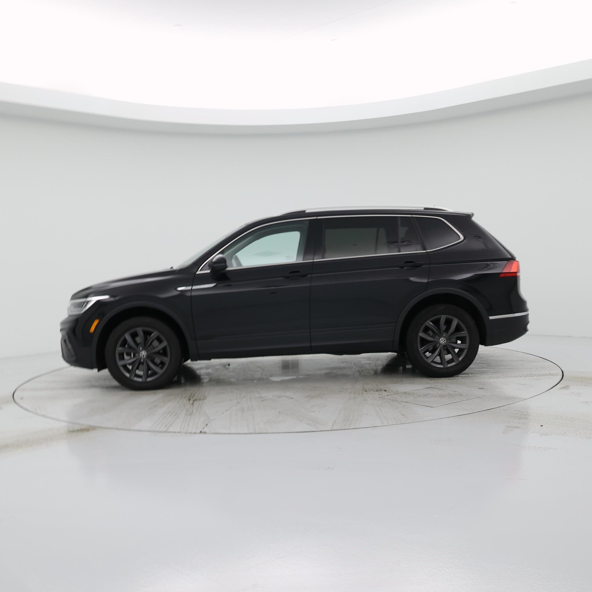 Thumbnail: 2023 Volkswagen Tiguan - 3