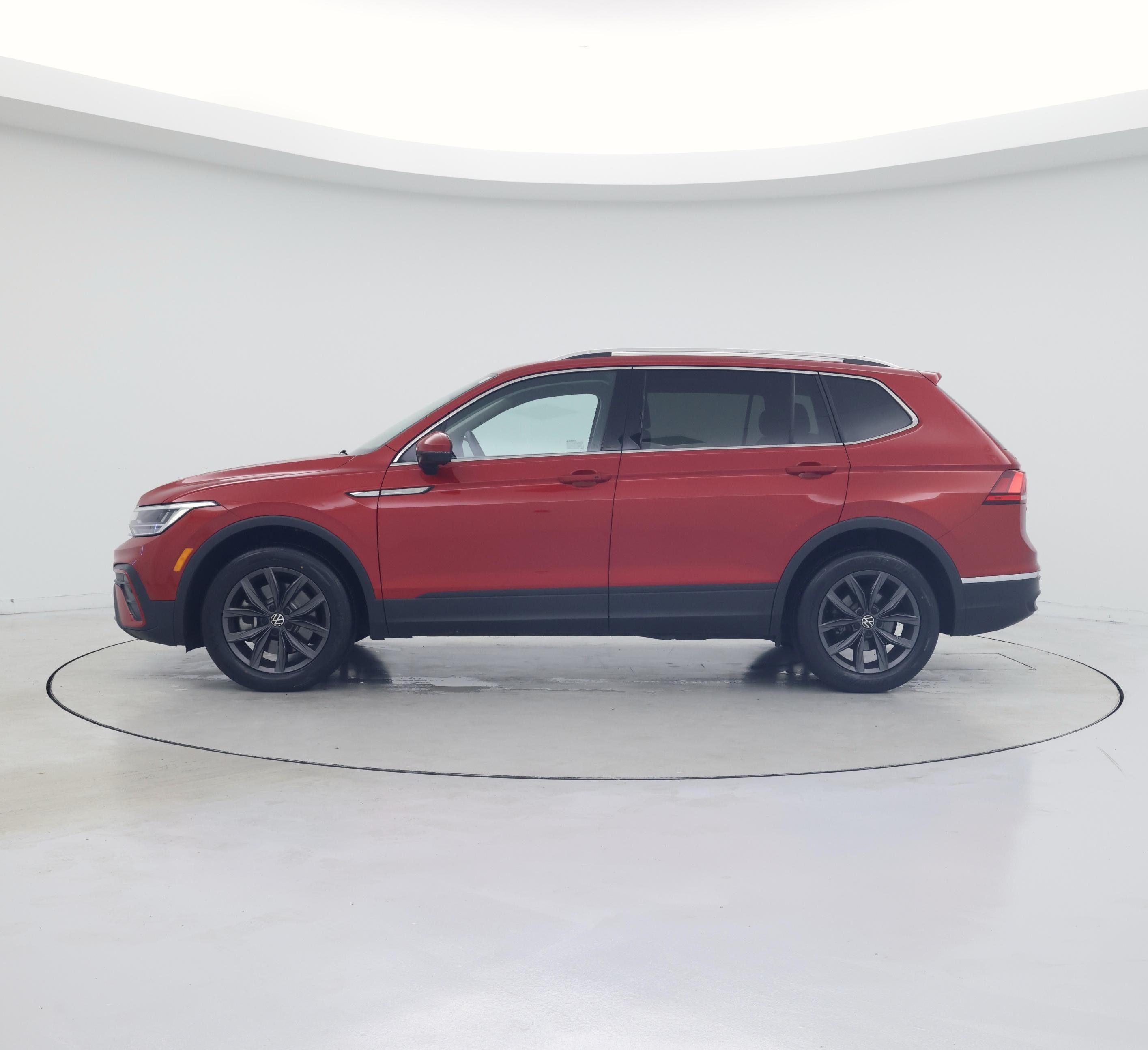 Thumbnail: 2023 Volkswagen Tiguan - 3