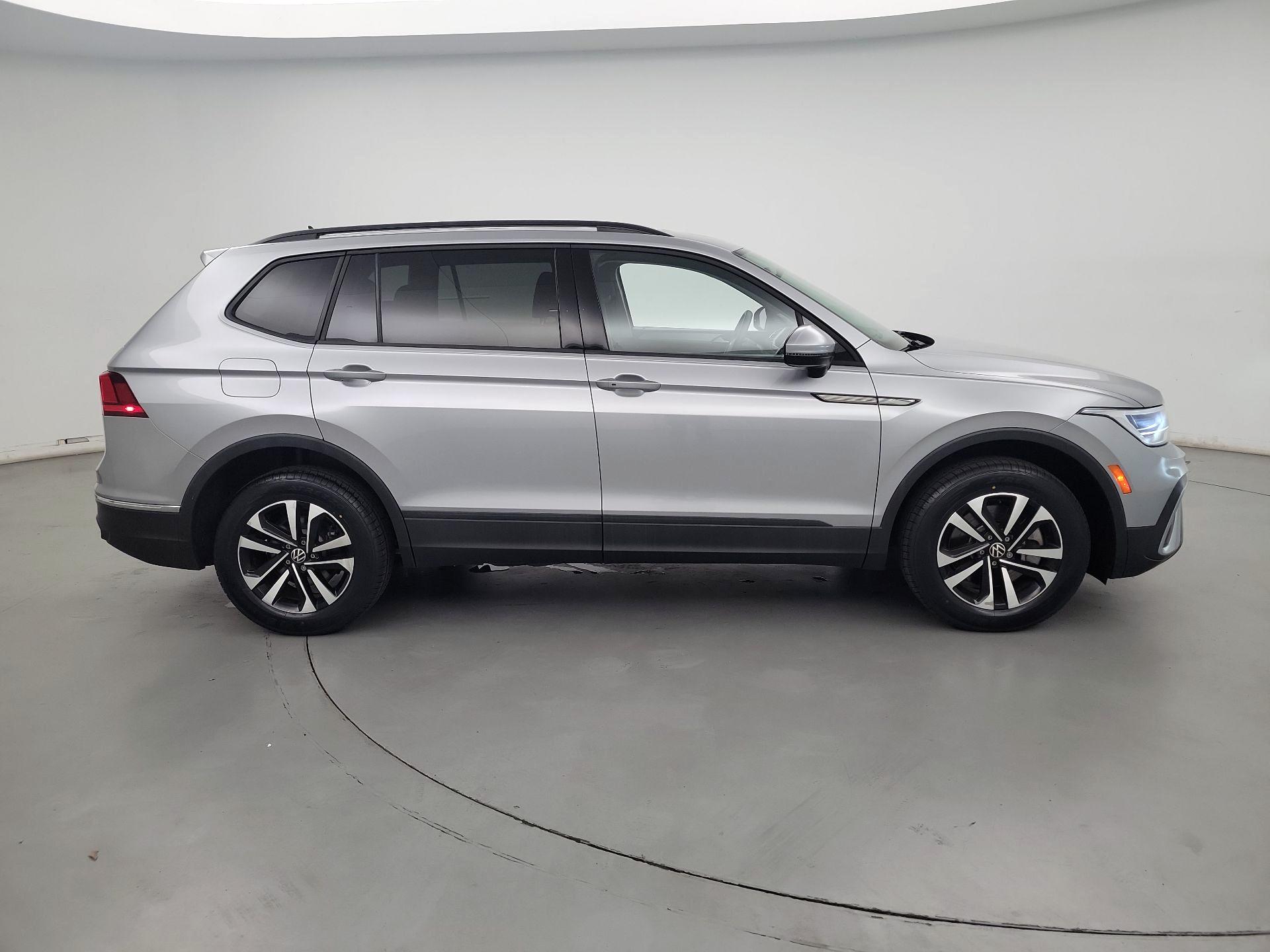 Thumbnail: 2022 Volkswagen Tiguan - 4