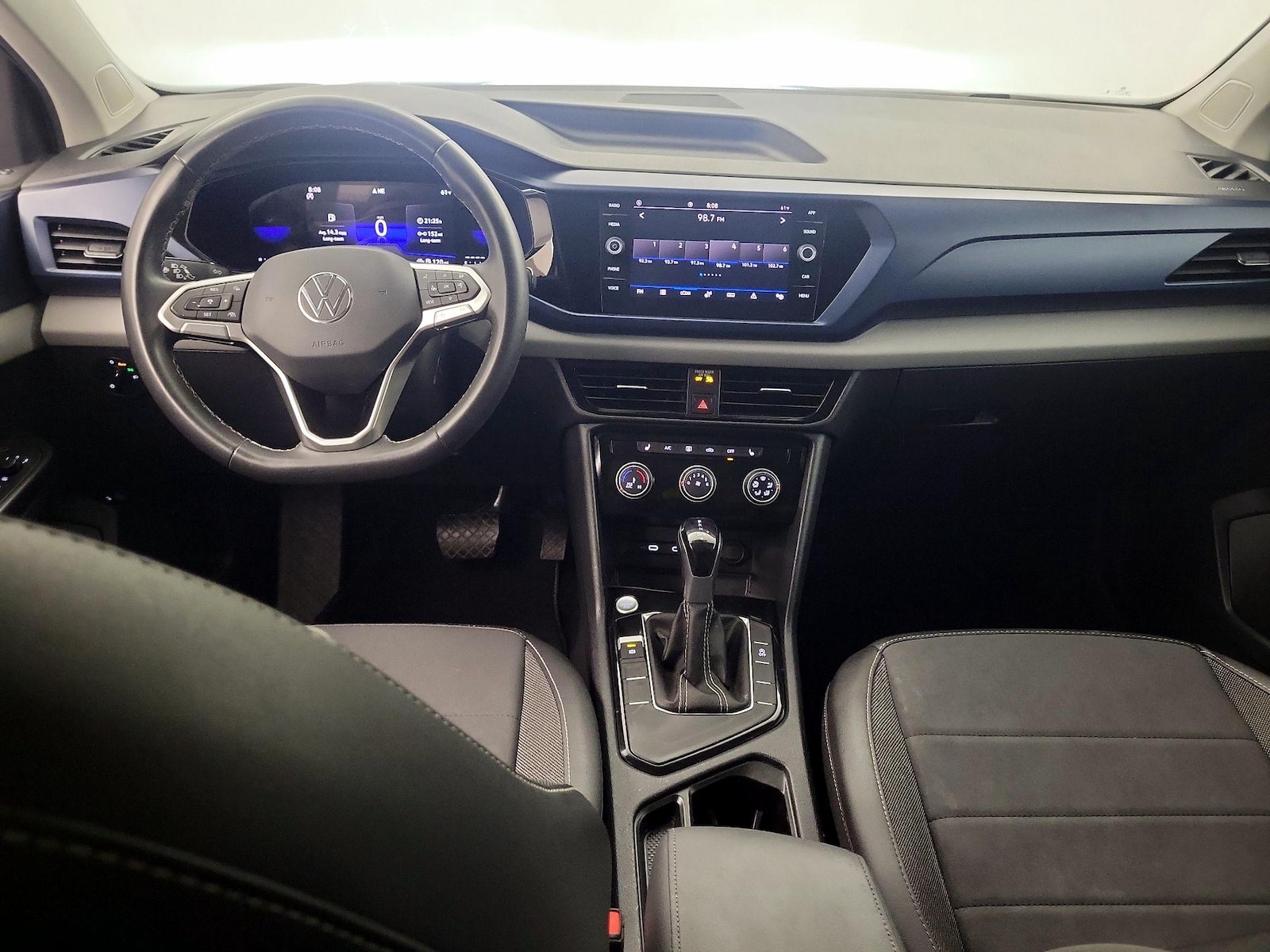 2023 Volkswagen Taos SE - Photo 8