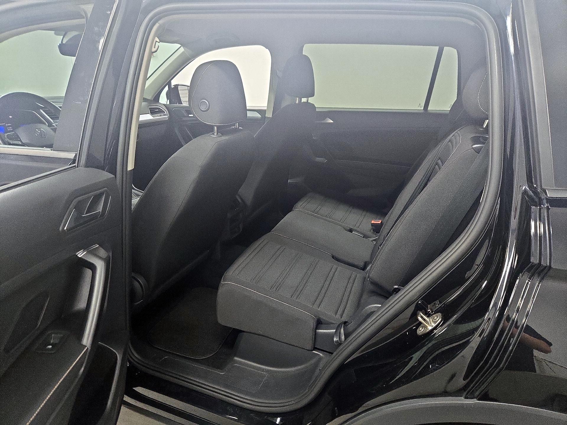 Thumbnail: 2023 Volkswagen Tiguan - 19