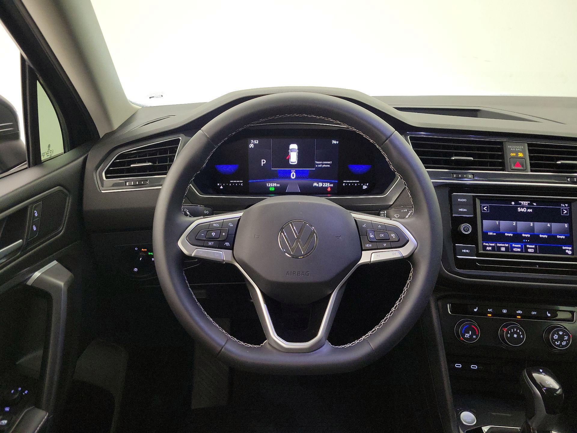 Thumbnail: 2023 Volkswagen Tiguan - 10