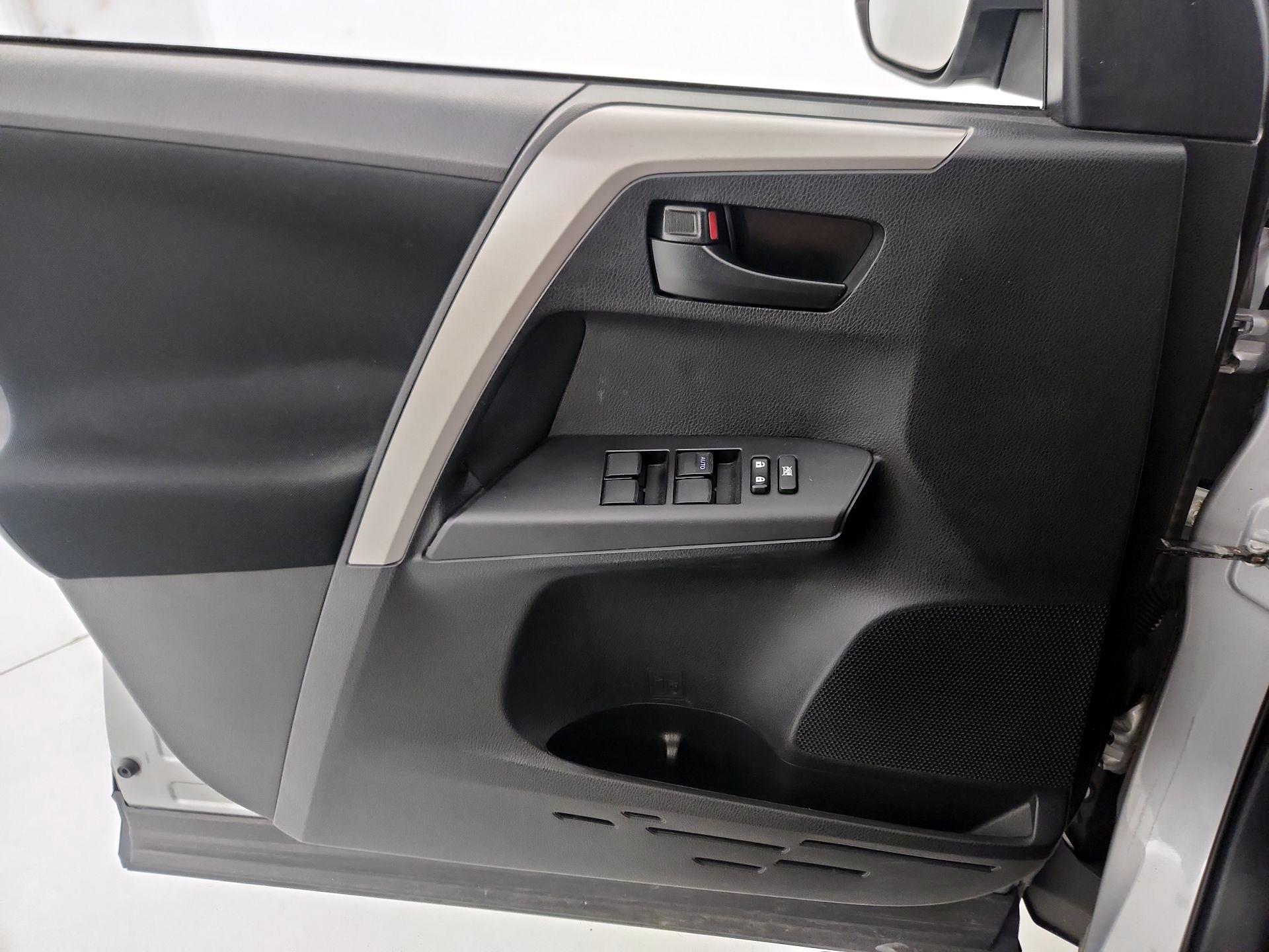 Thumbnail: 2018 Toyota RAV4 - 12