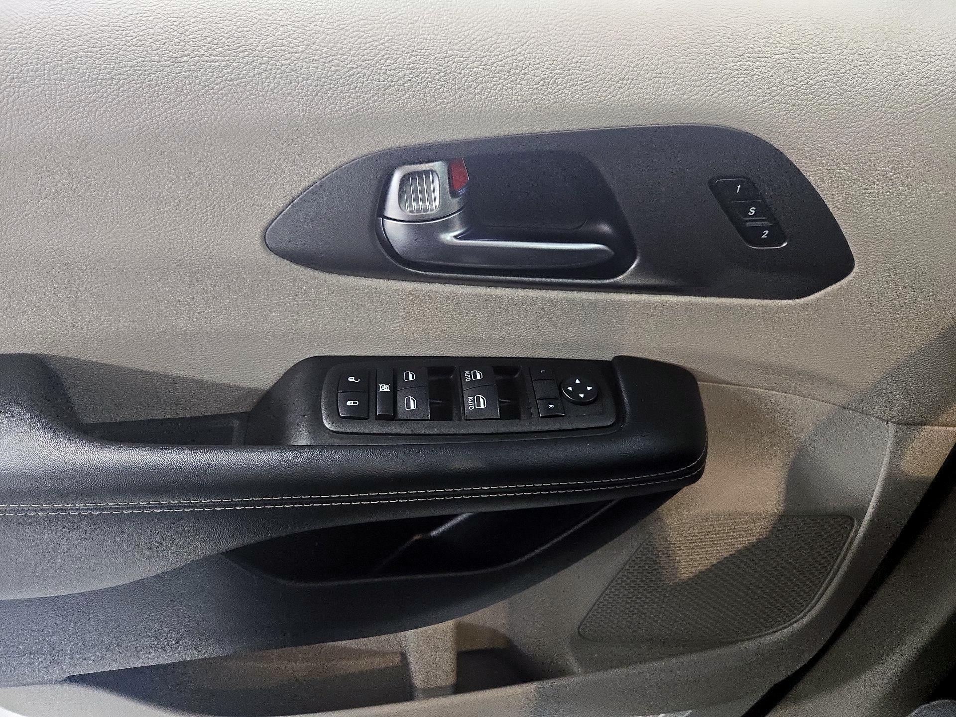 Thumbnail: 2022 Chrysler Pacifica - 12