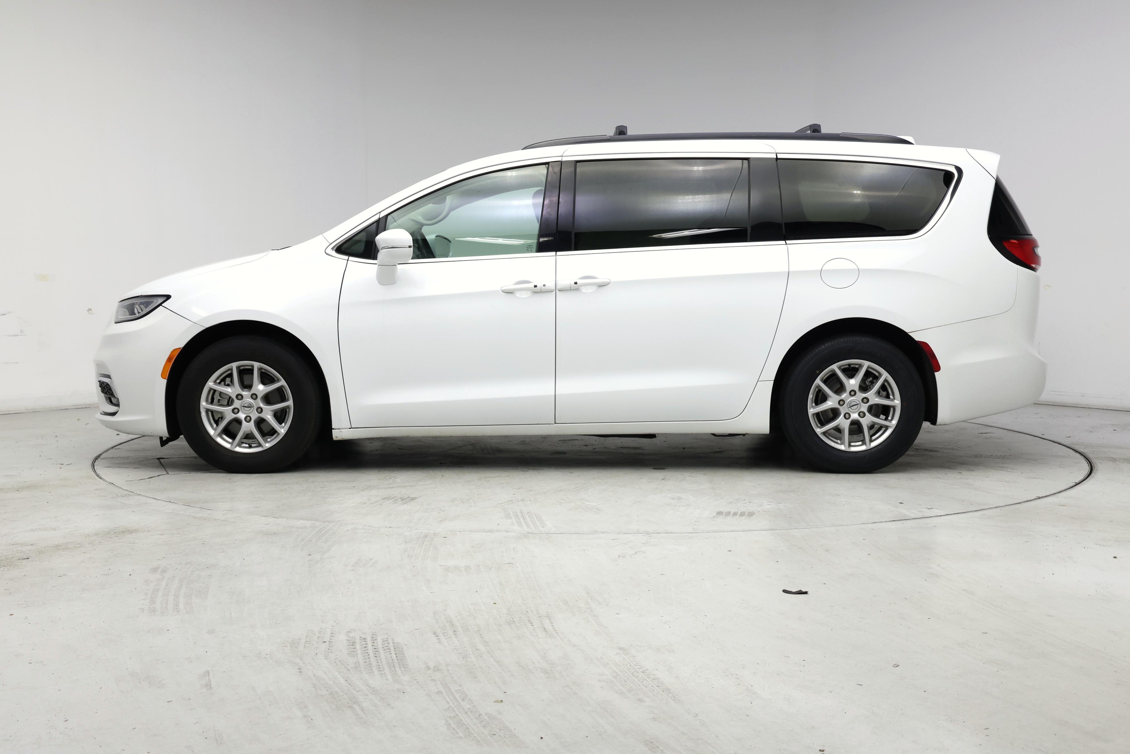 Thumbnail: 2022 Chrysler Pacifica - 3