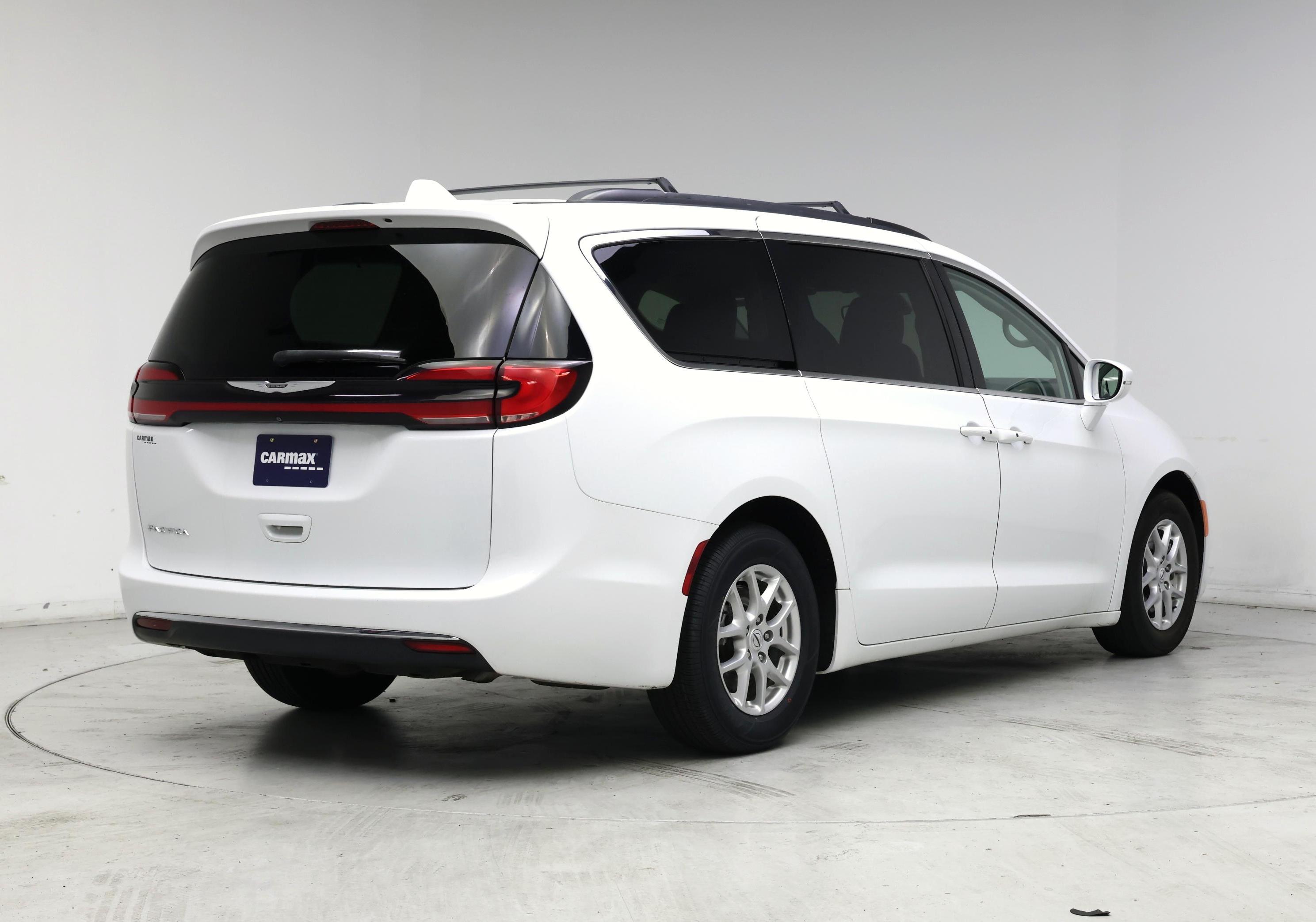 Thumbnail: 2022 Chrysler Pacifica - 8