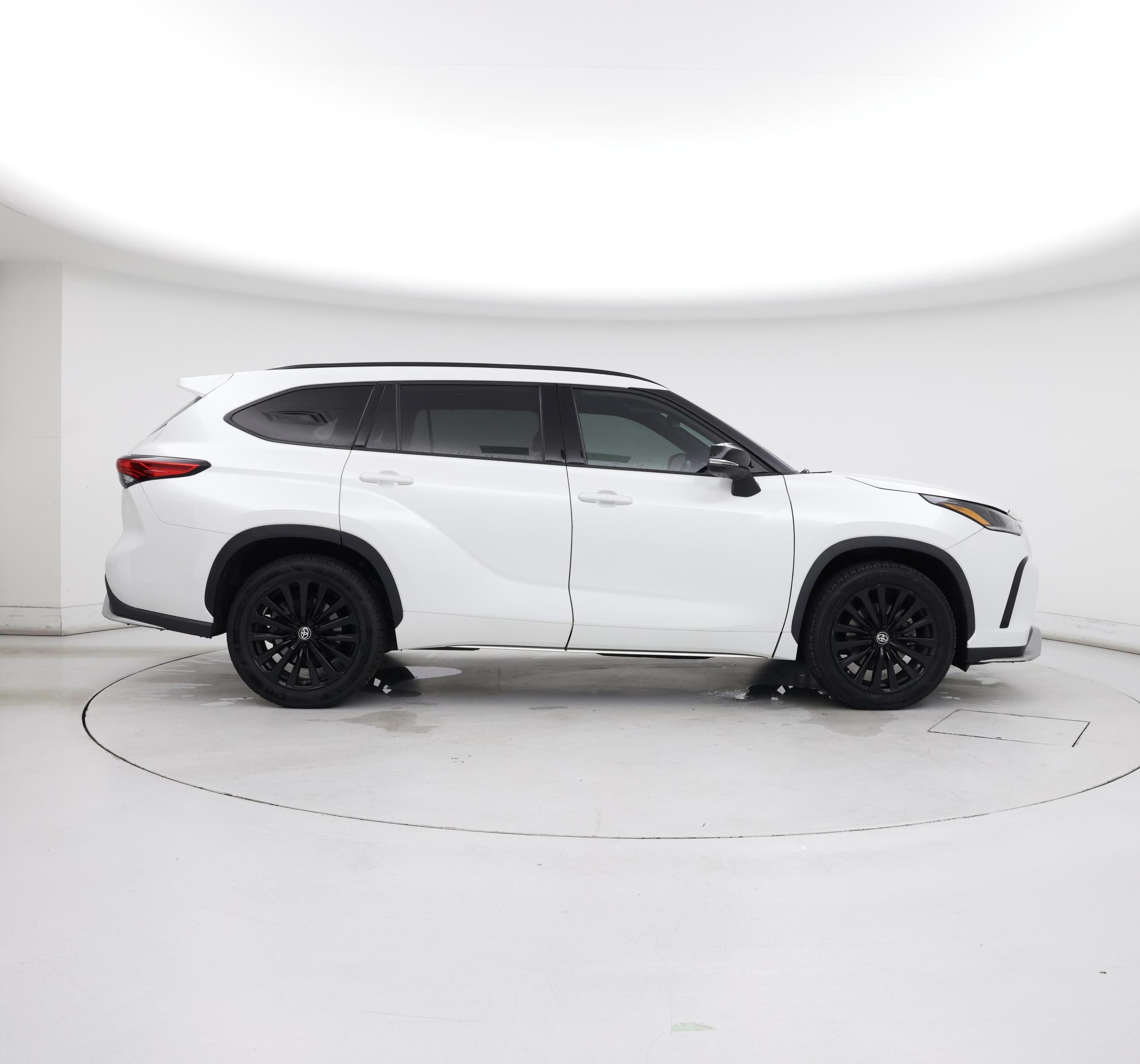 Thumbnail: 2023 Toyota Highlander - 7