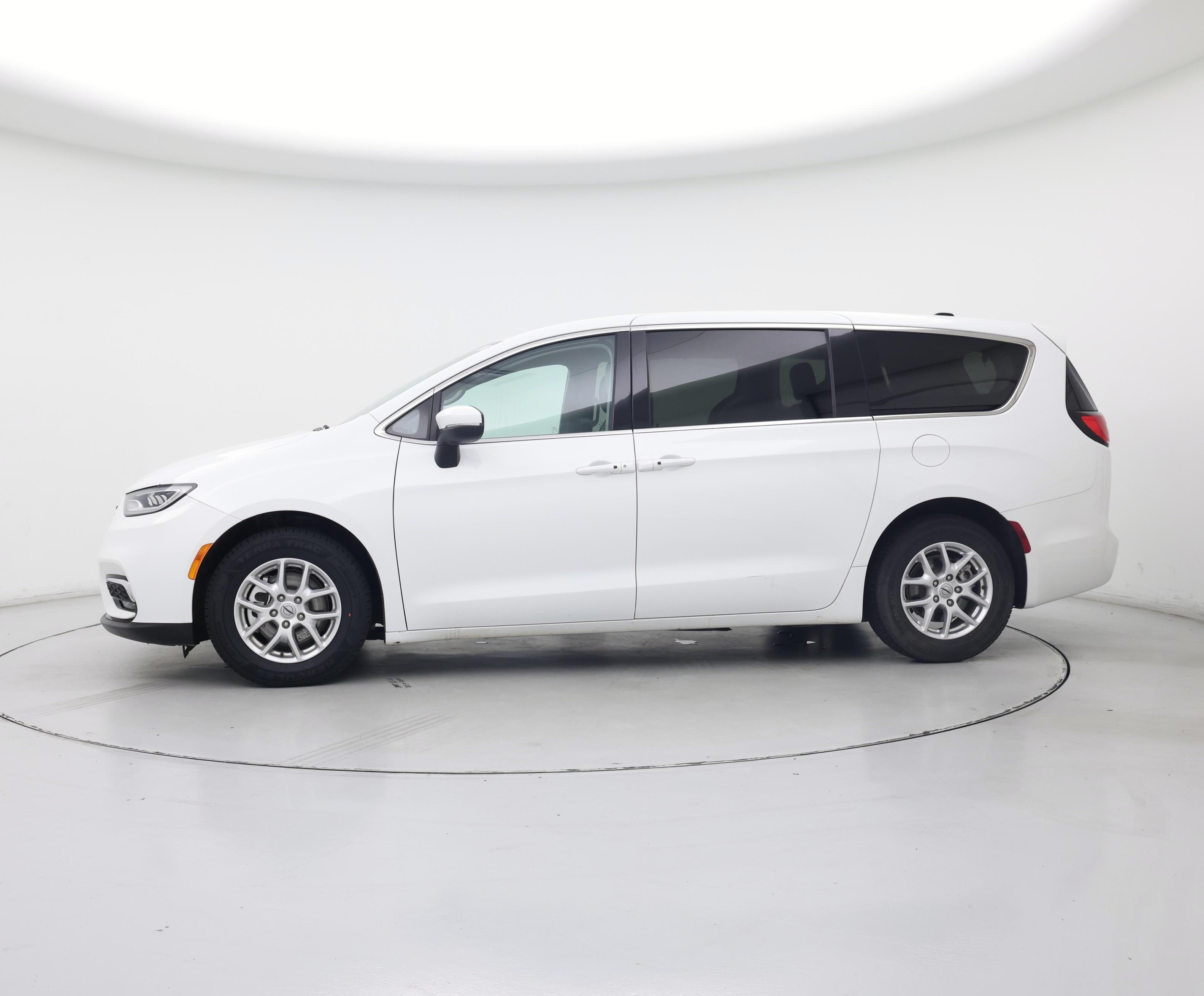 Thumbnail: 2023 Chrysler Pacifica - 3