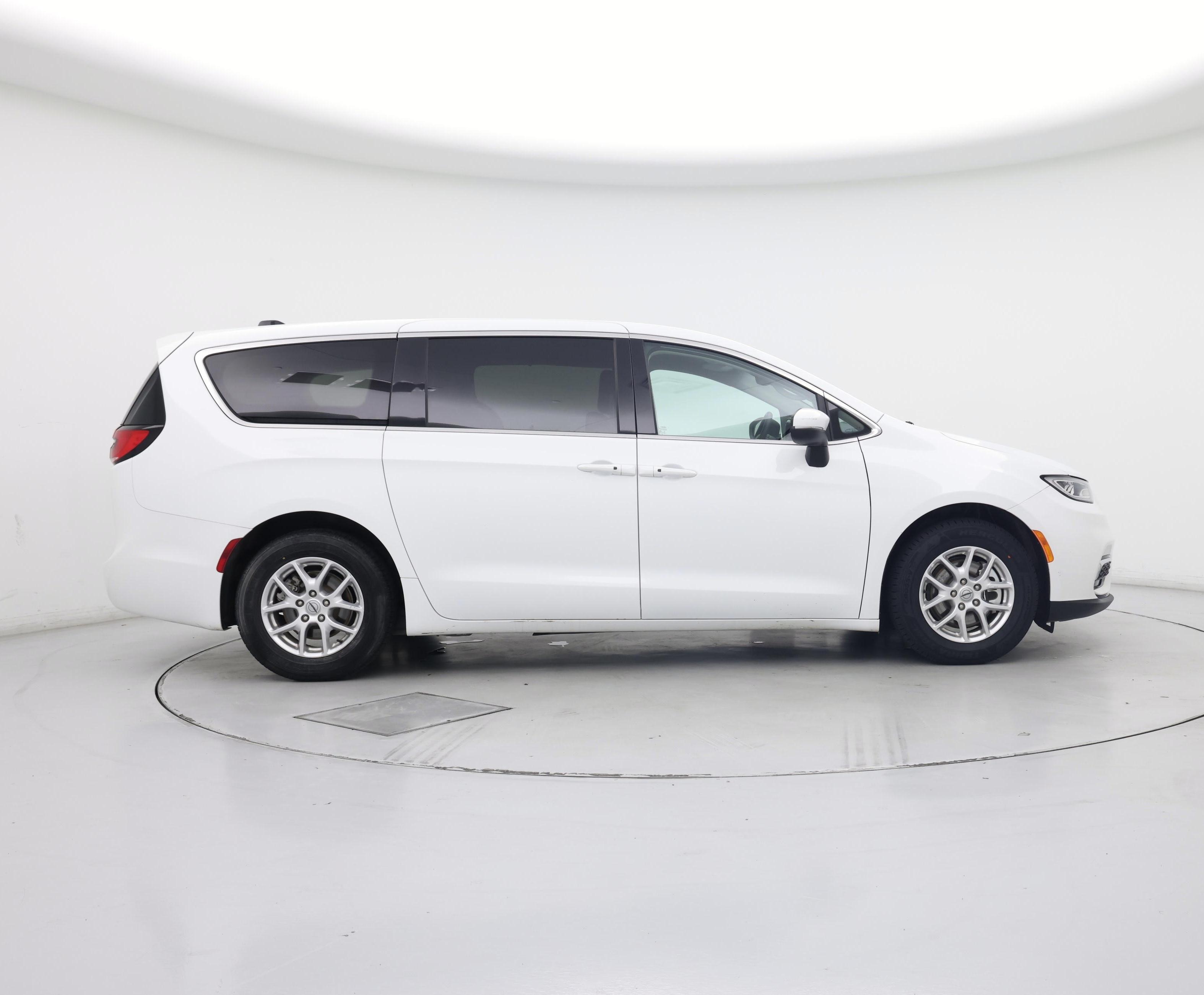 Thumbnail: 2023 Chrysler Pacifica - 7