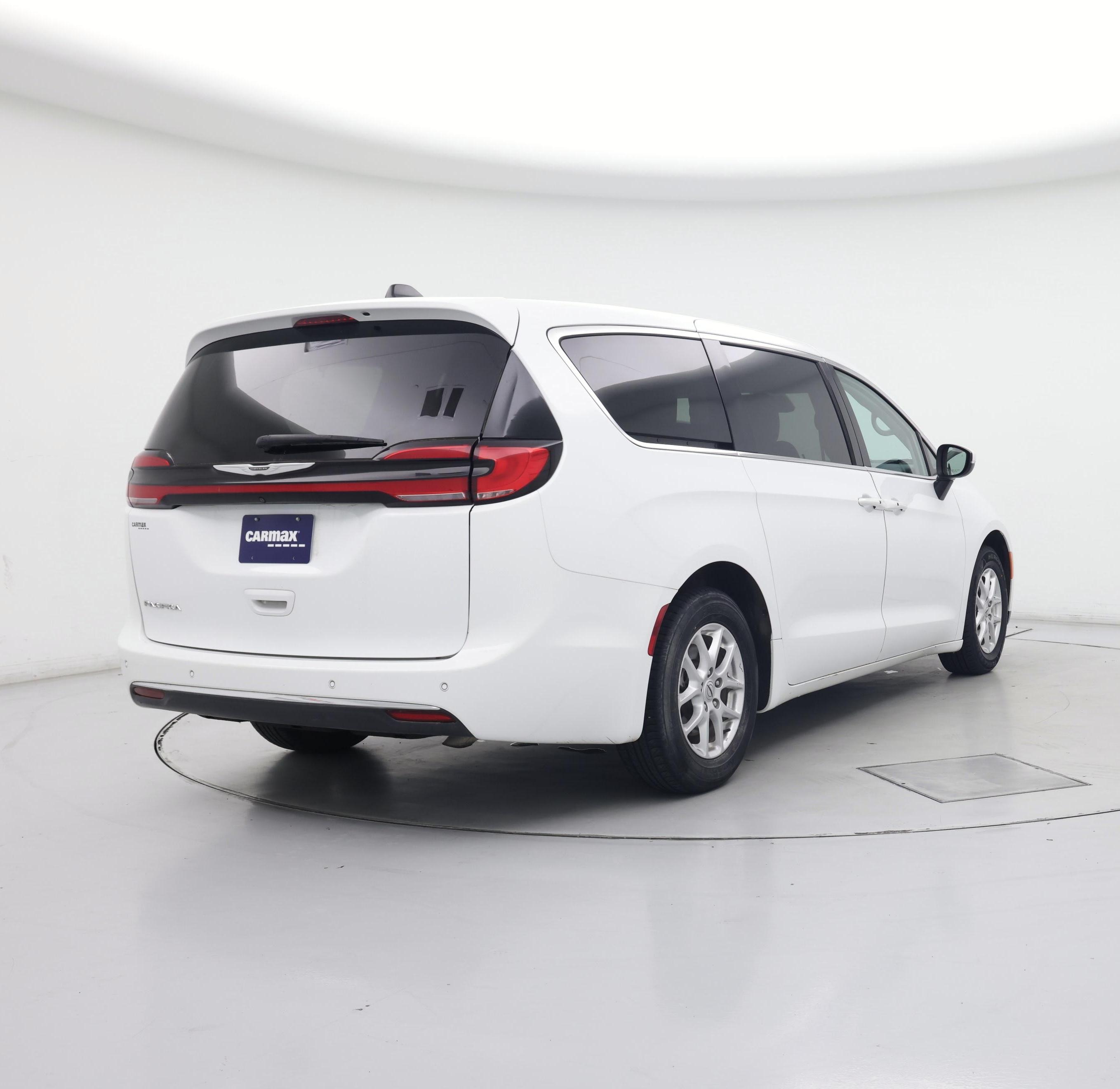 Thumbnail: 2023 Chrysler Pacifica - 8