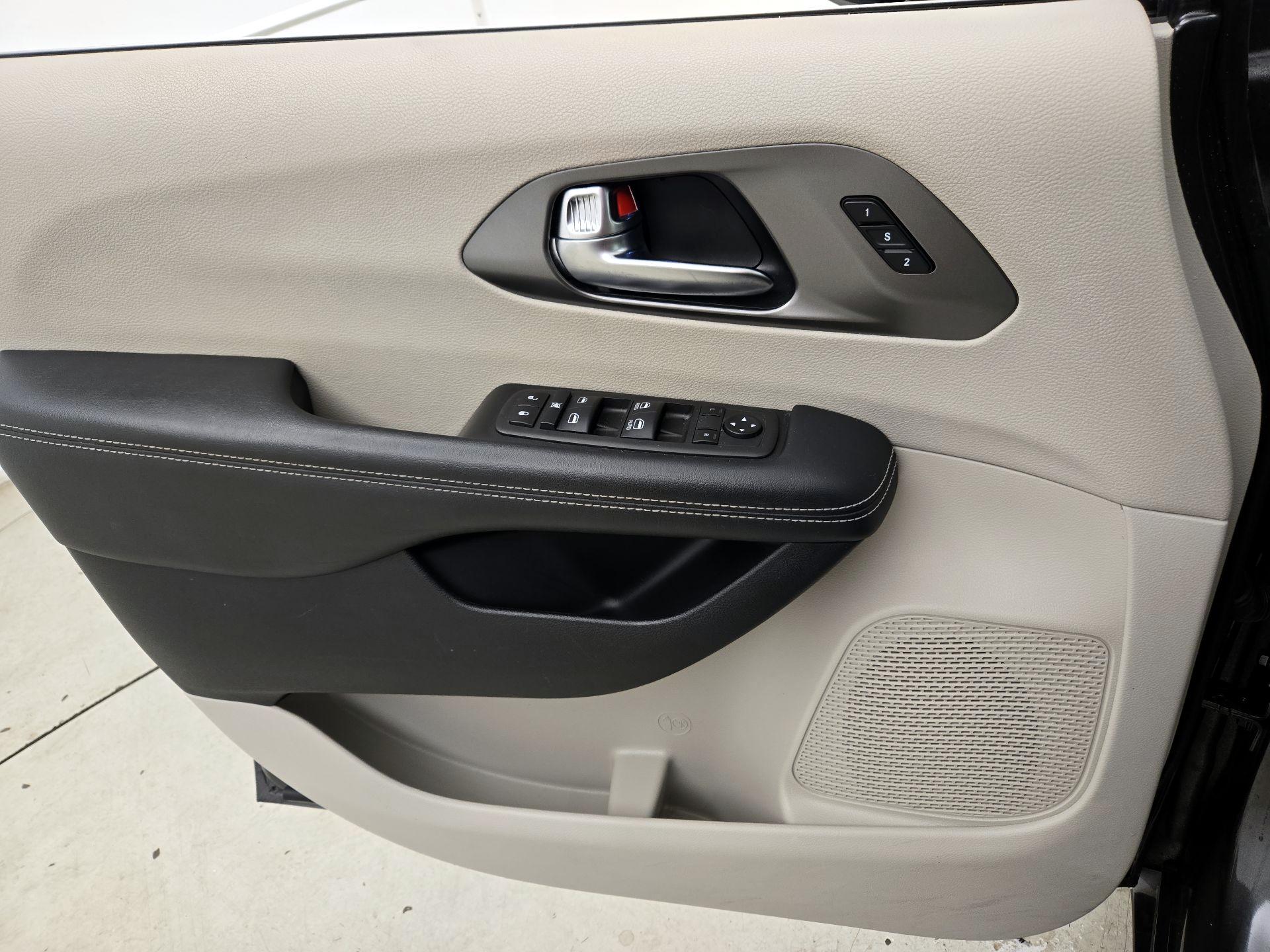 Thumbnail: 2023 Chrysler Pacifica - 12