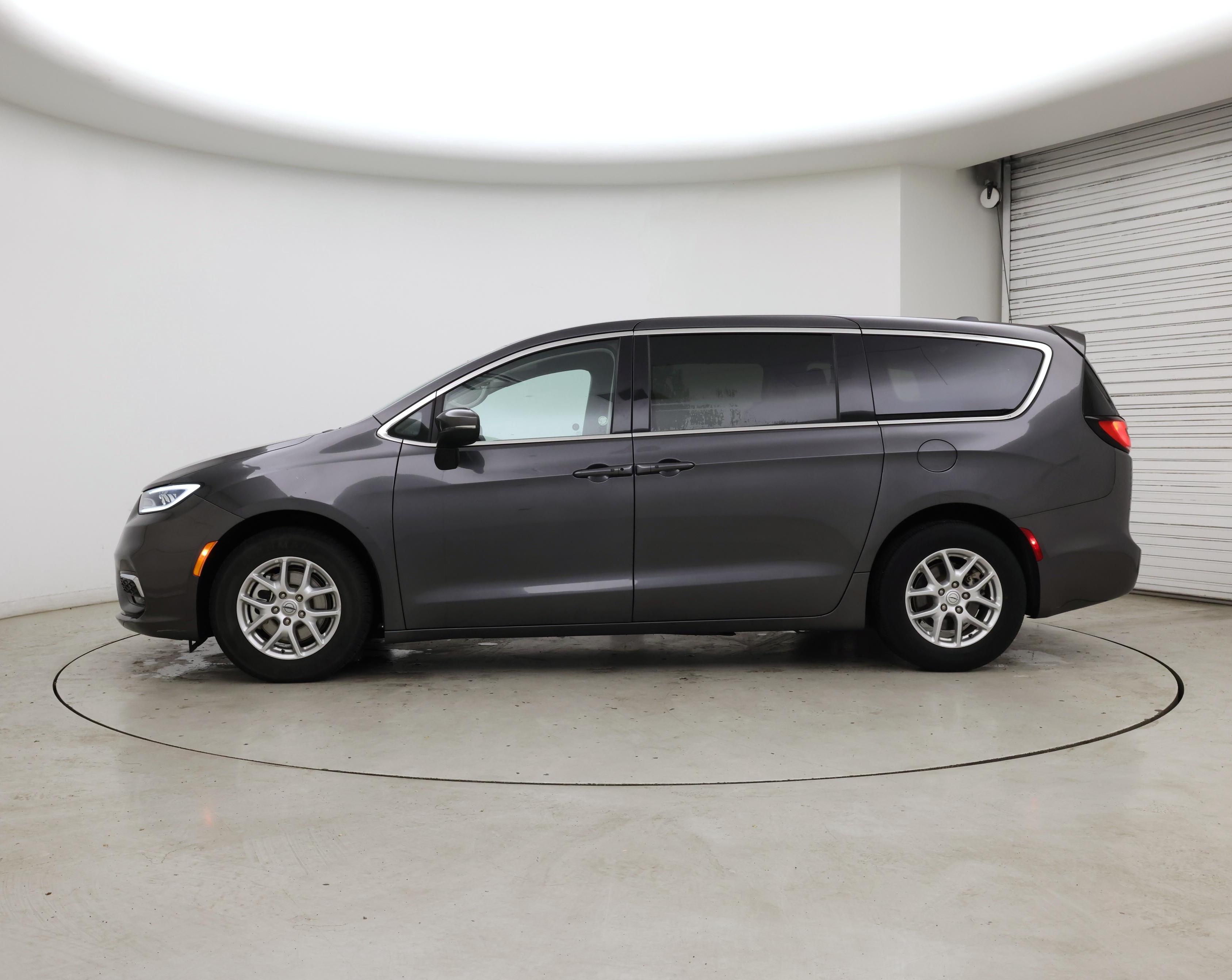 Thumbnail: 2023 Chrysler Pacifica - 3