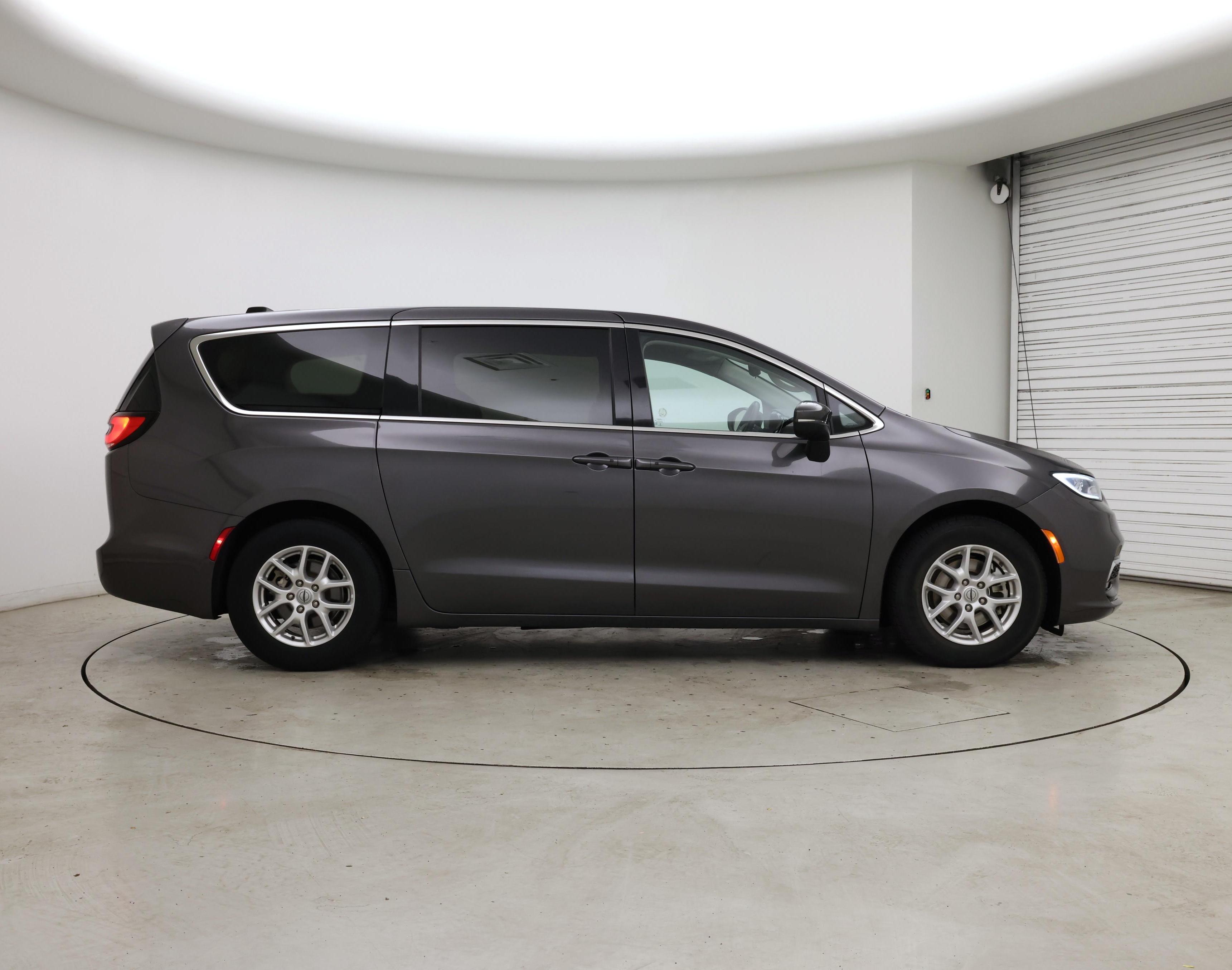 Thumbnail: 2023 Chrysler Pacifica - 7