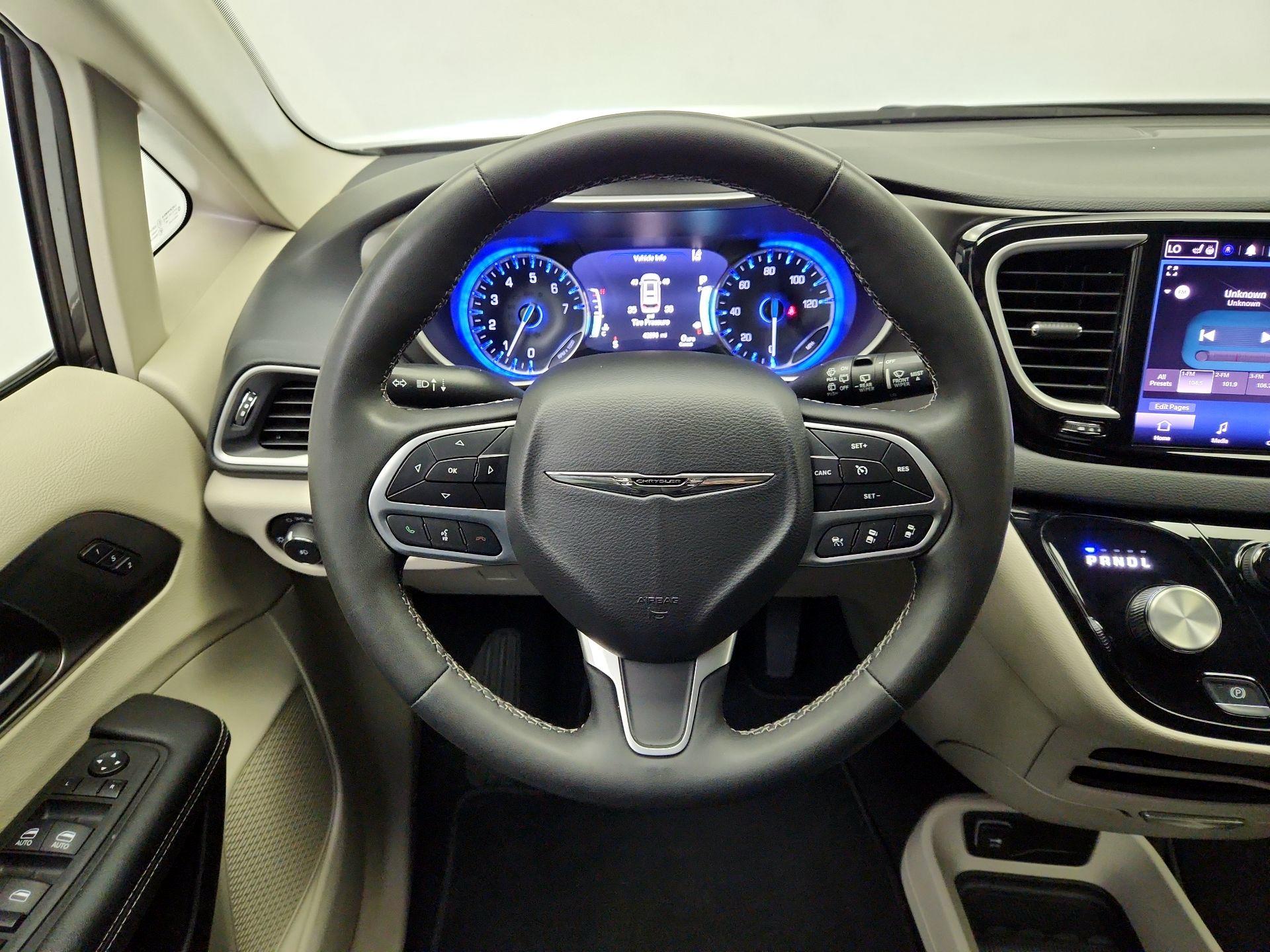 Thumbnail: 2023 Chrysler Pacifica - 10