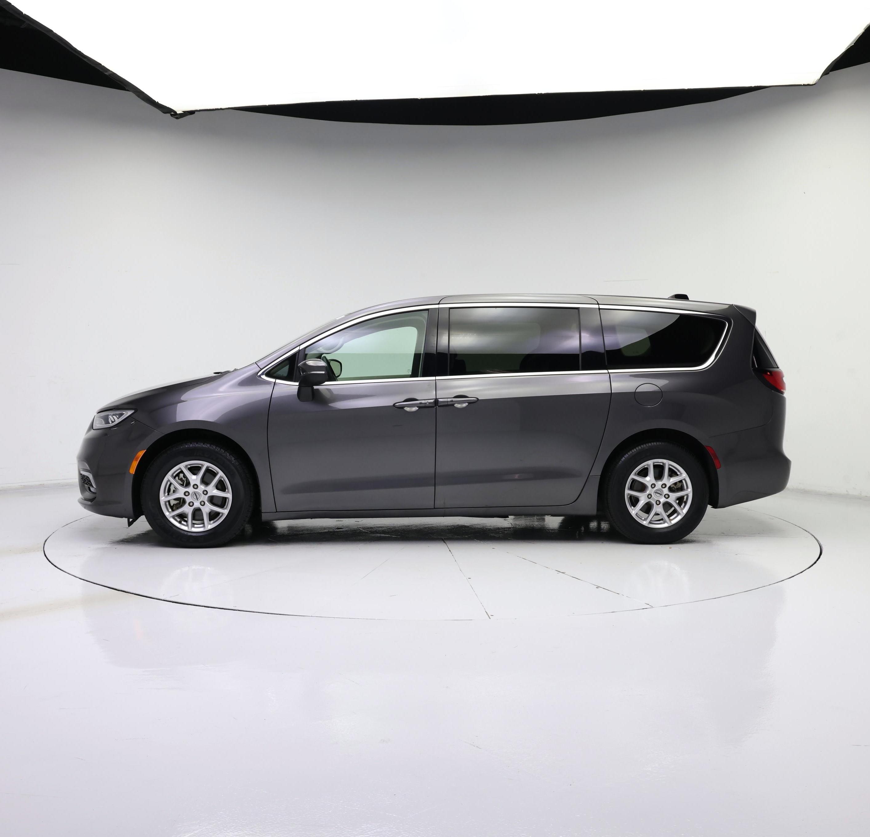 Thumbnail: 2023 Chrysler Pacifica - 3