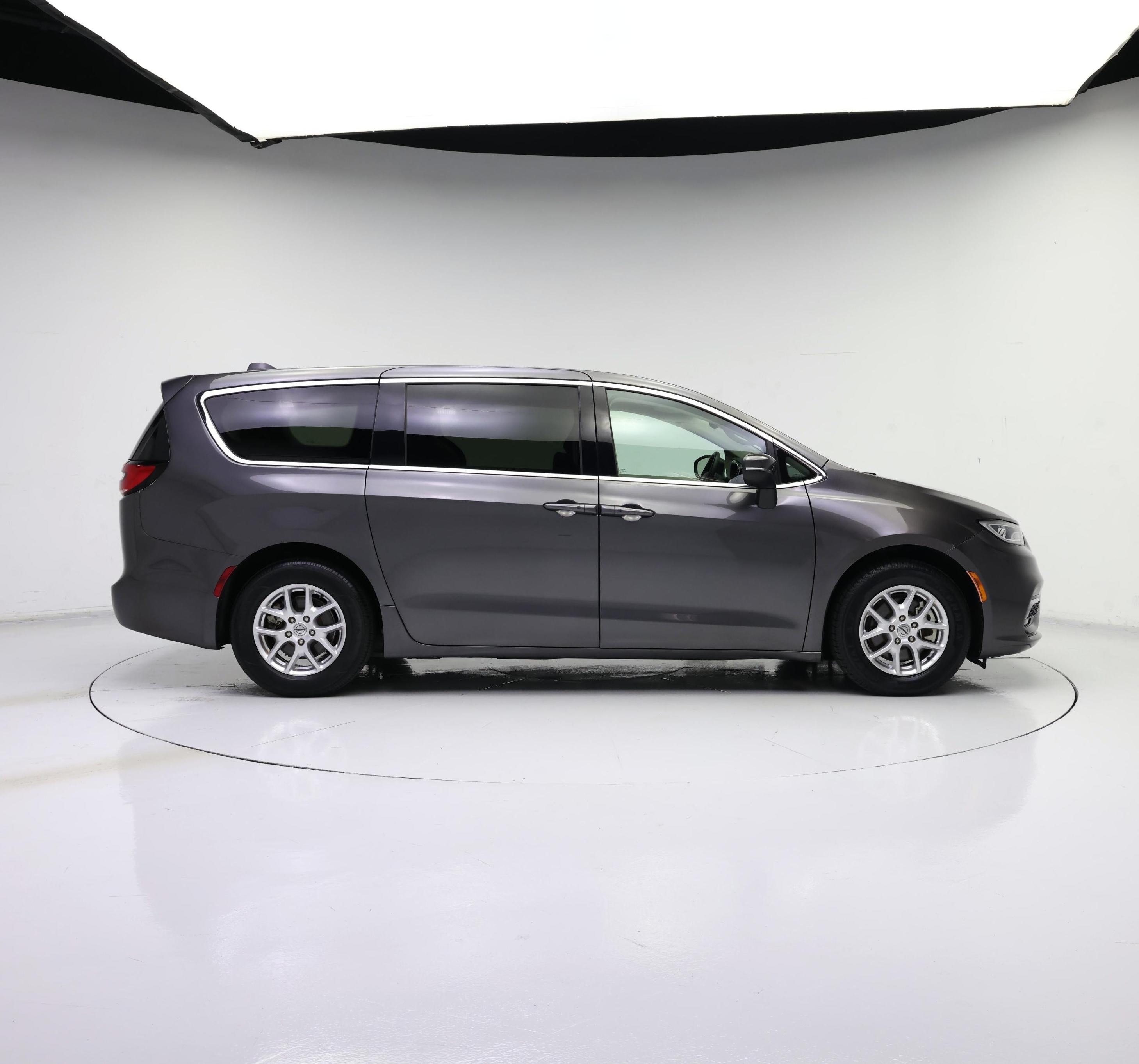 Thumbnail: 2023 Chrysler Pacifica - 7