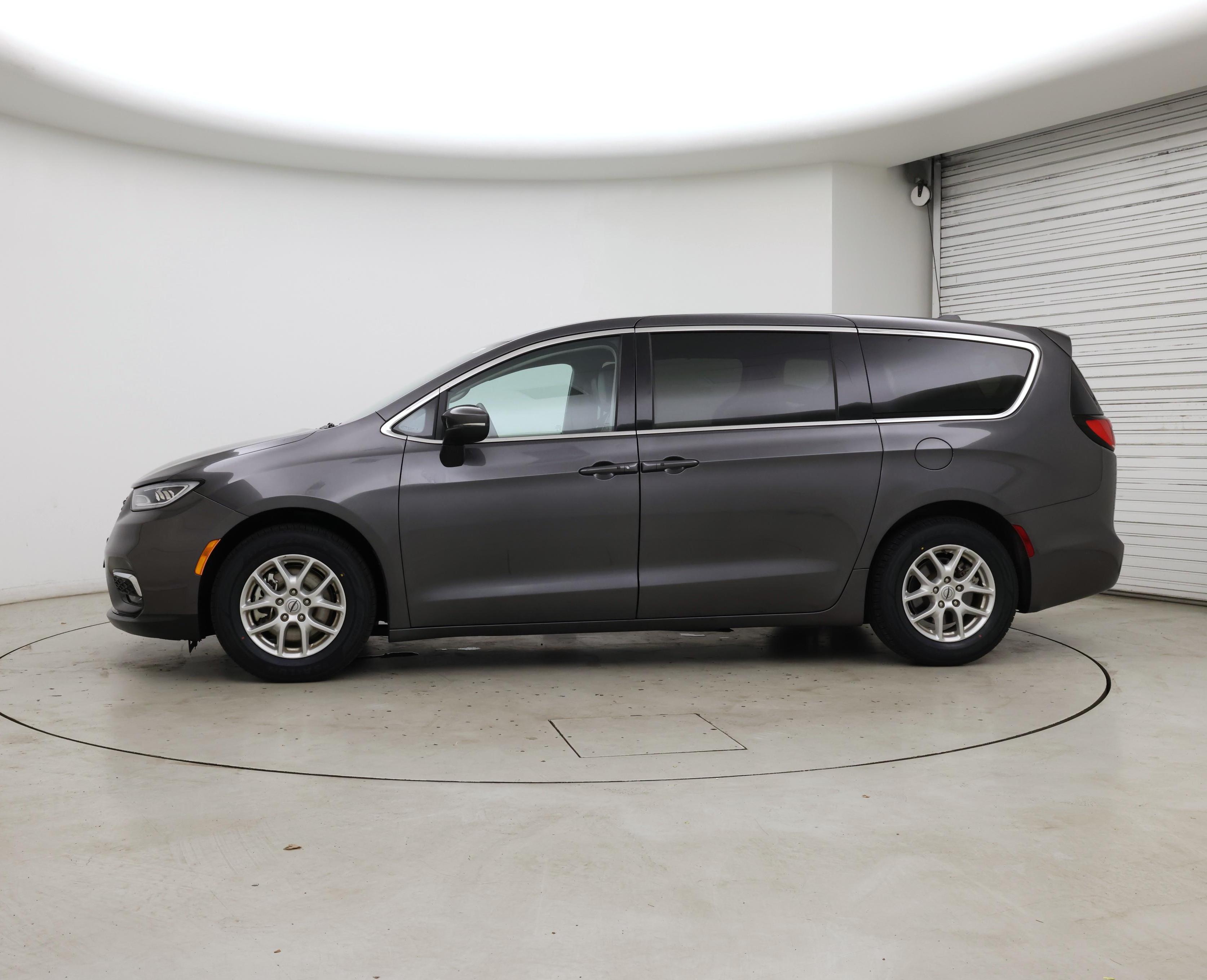Thumbnail: 2023 Chrysler Pacifica - 3