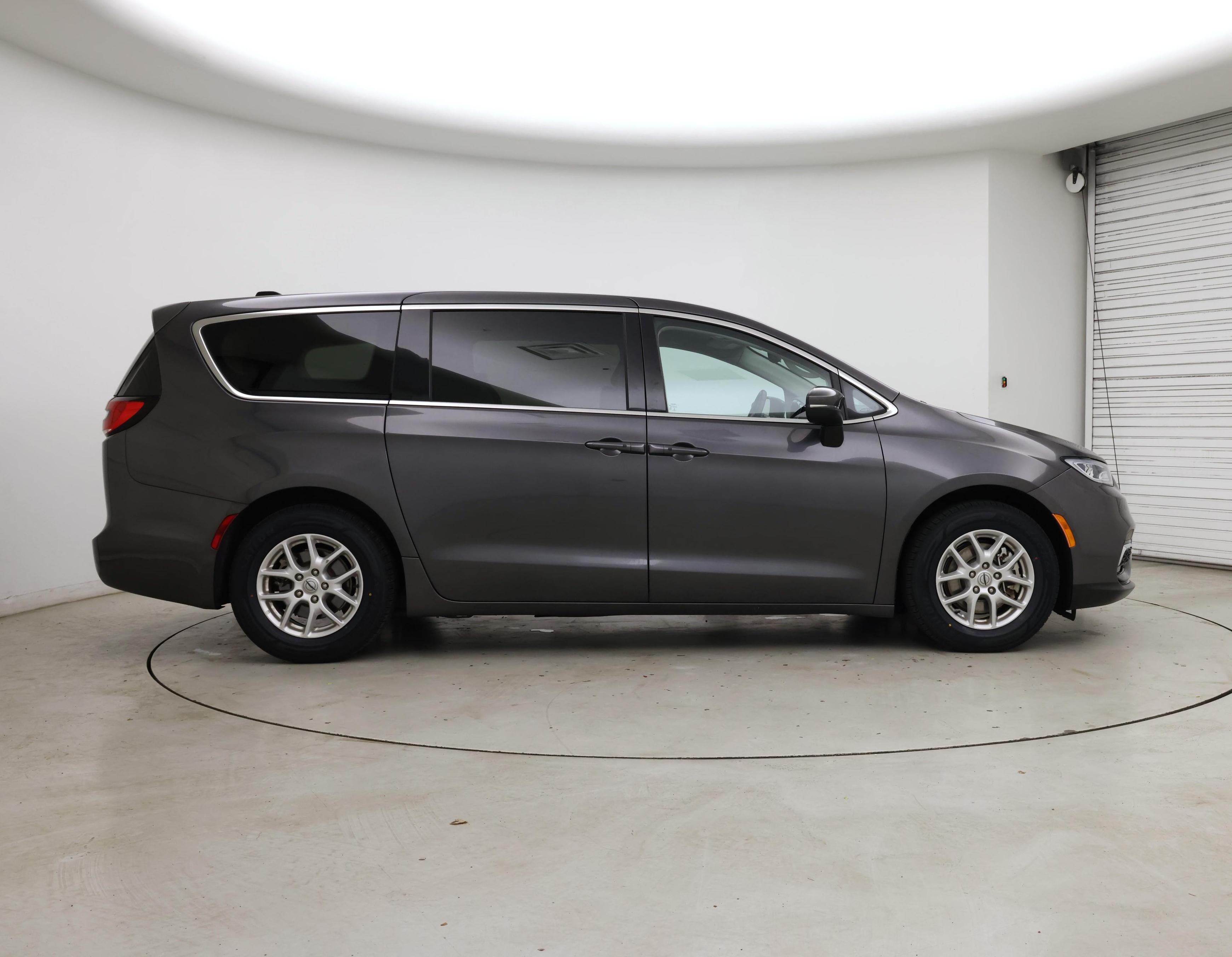 Thumbnail: 2023 Chrysler Pacifica - 7