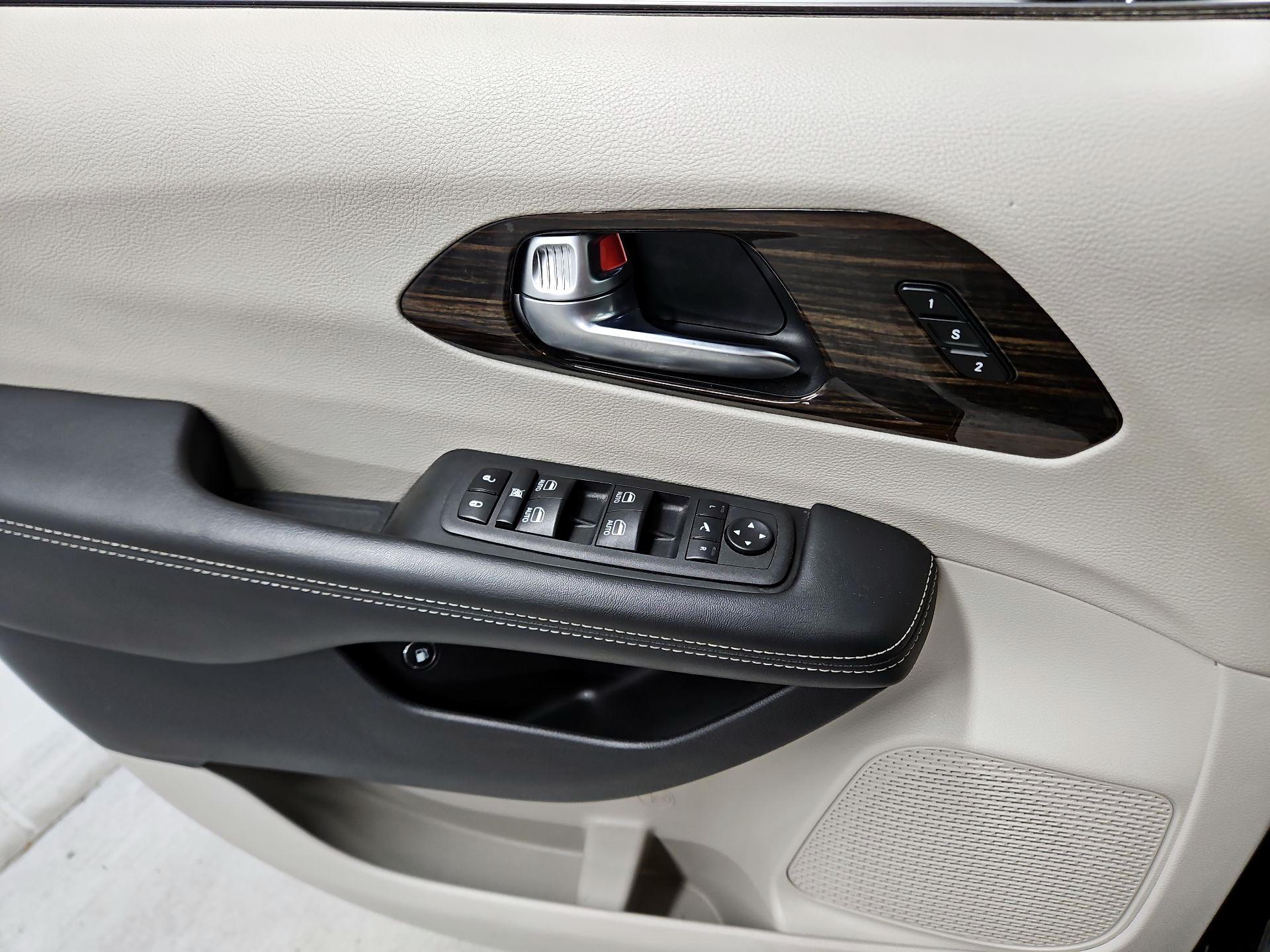 Thumbnail: 2023 Chrysler Pacifica - 12