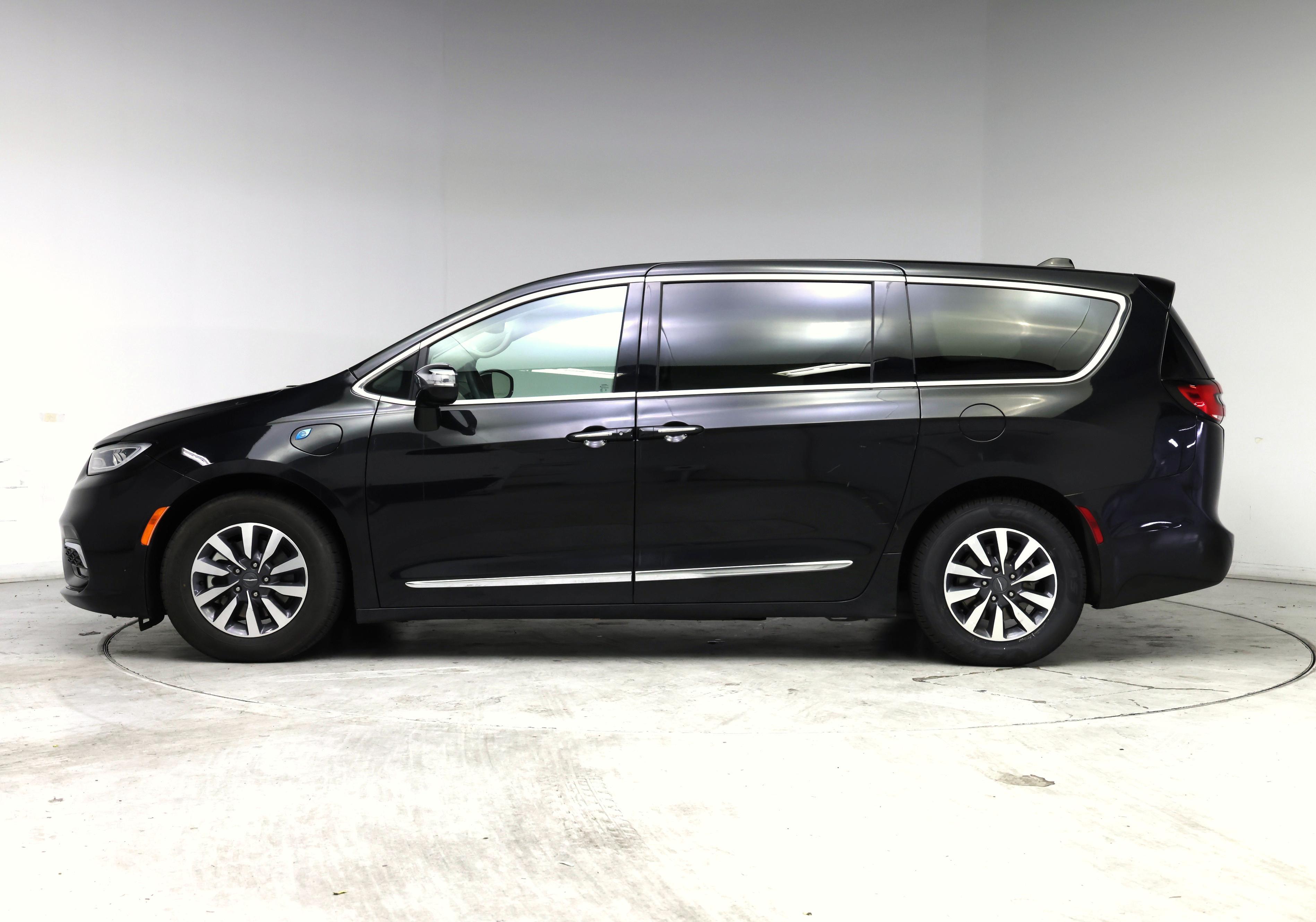 Thumbnail: 2023 Chrysler Pacifica - 3