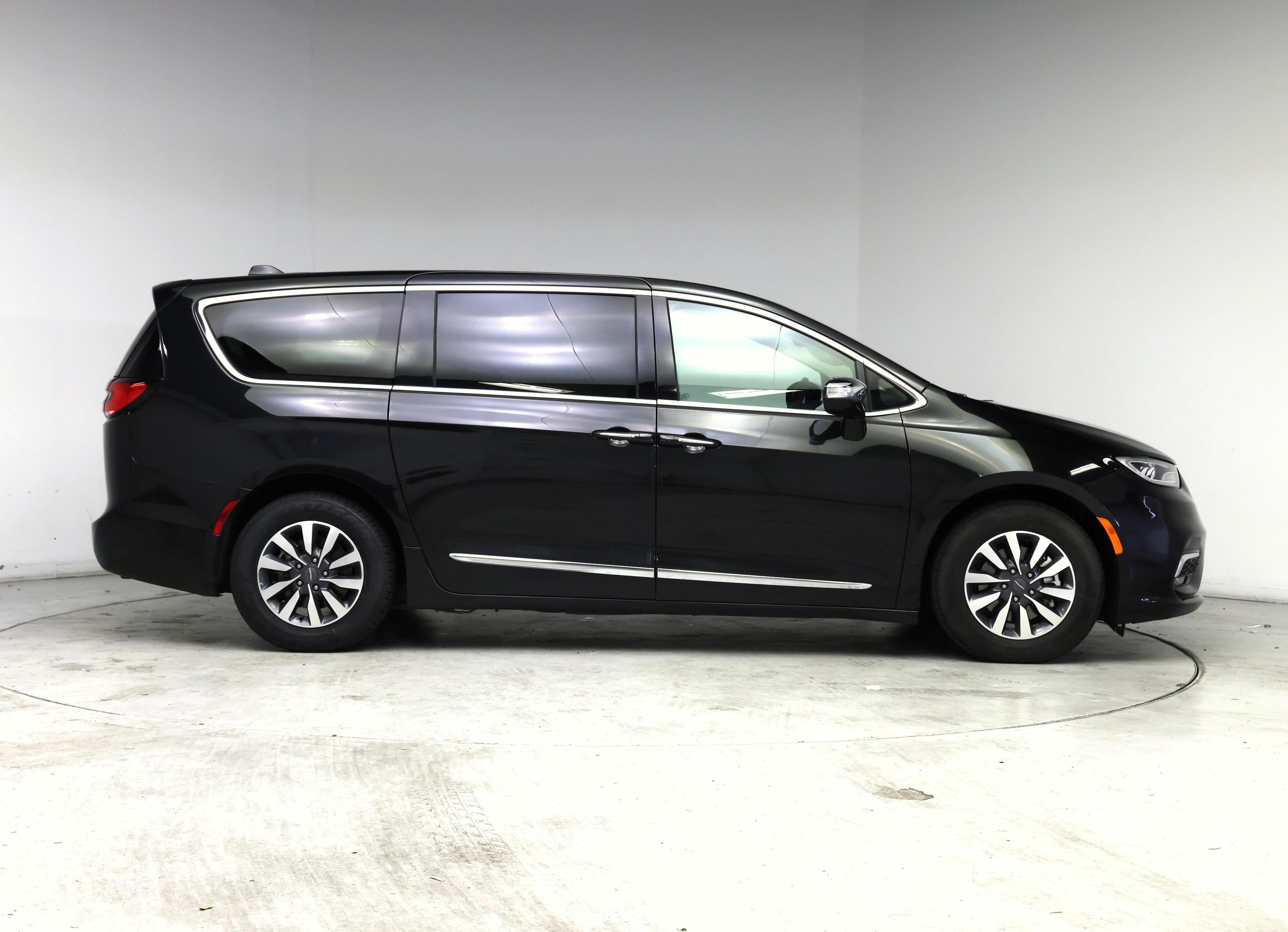 Thumbnail: 2023 Chrysler Pacifica - 7