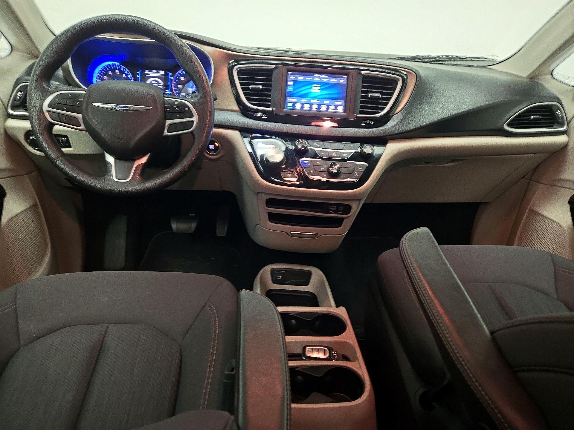 Thumbnail: 2019 Chrysler Pacifica - 9