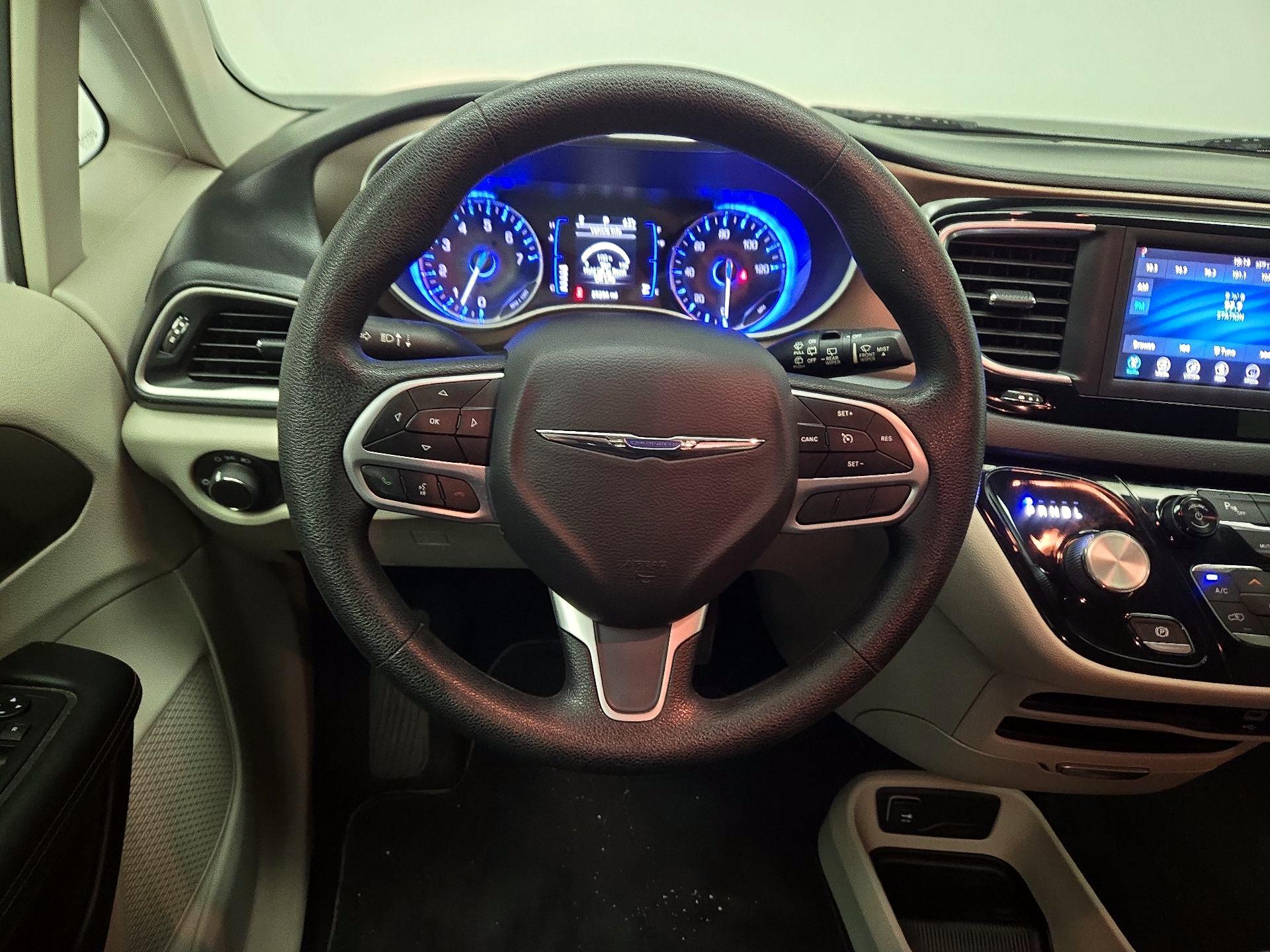 Thumbnail: 2019 Chrysler Pacifica - 10