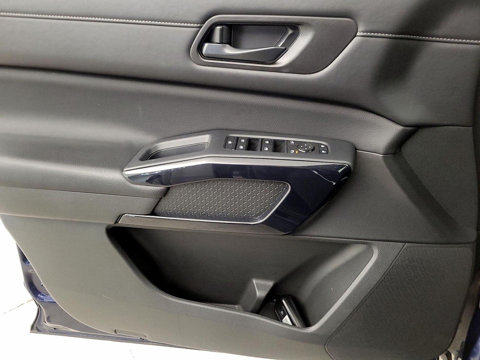 2025 Nissan Pathfinder SV - Photo 13