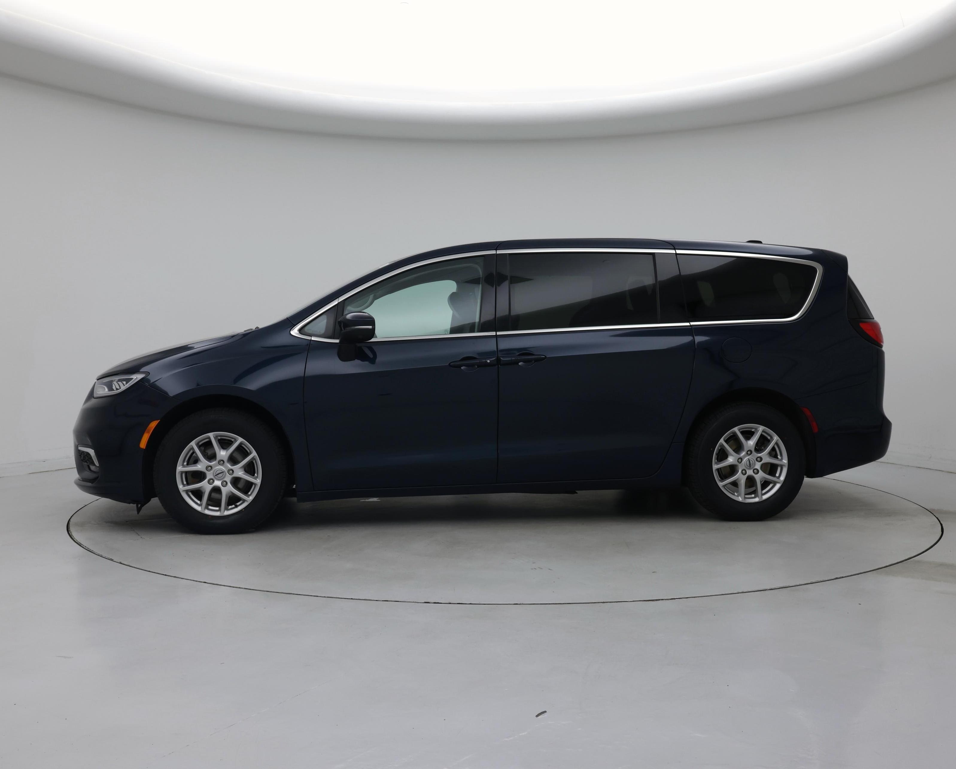 Thumbnail: 2023 Chrysler Pacifica - 3