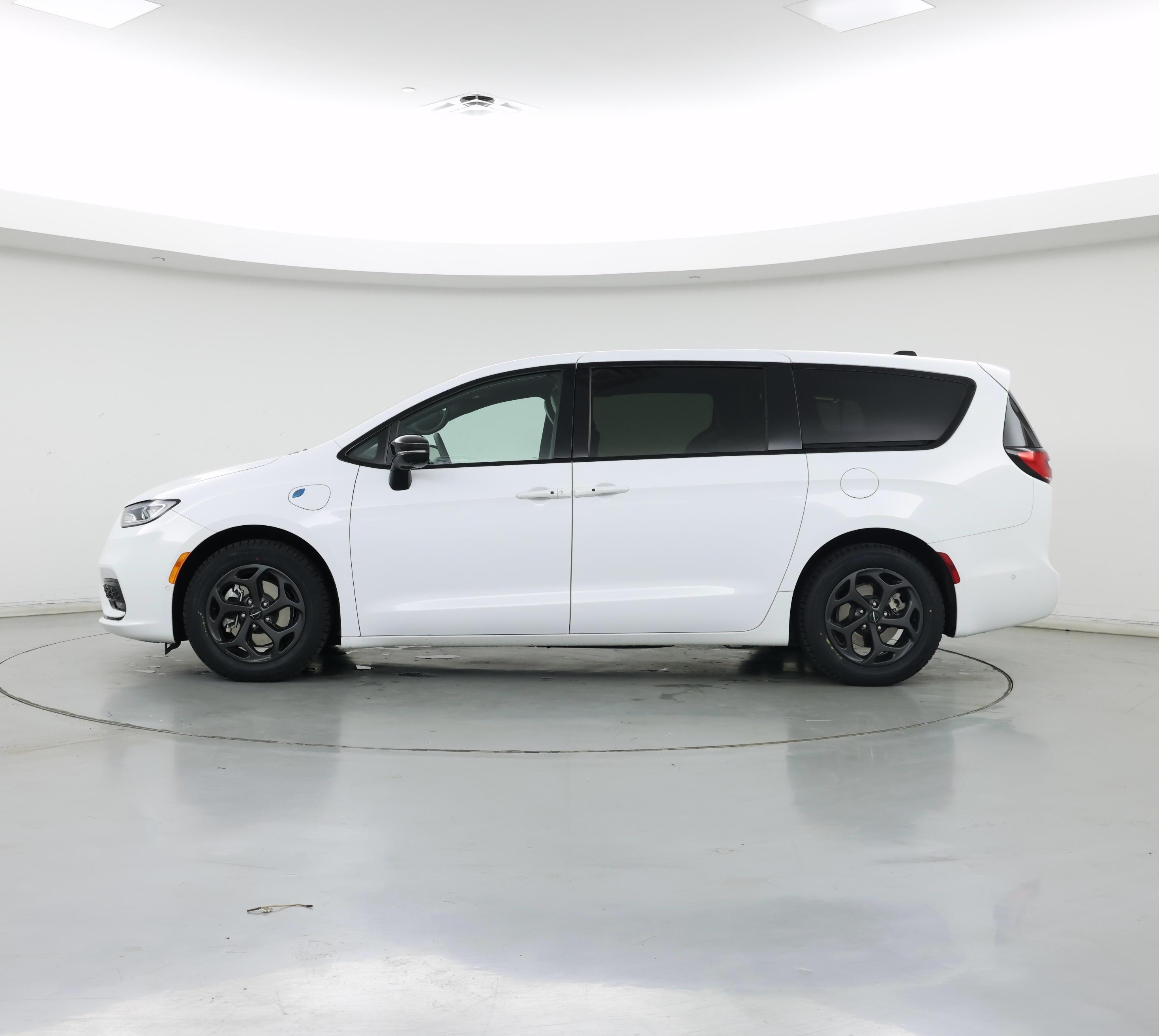Thumbnail: 2023 Chrysler Pacifica - 3