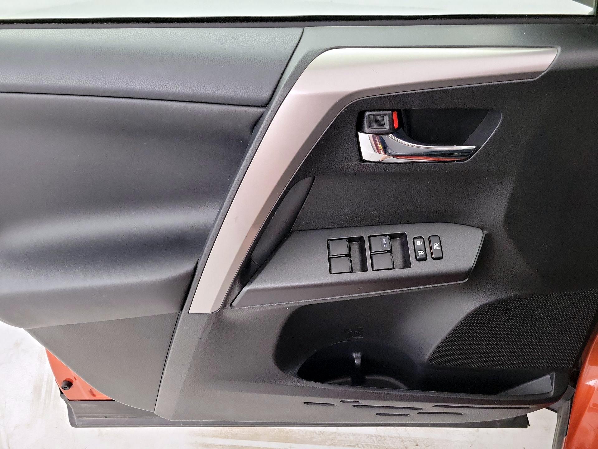 Thumbnail: 2016 Toyota RAV4 - 12