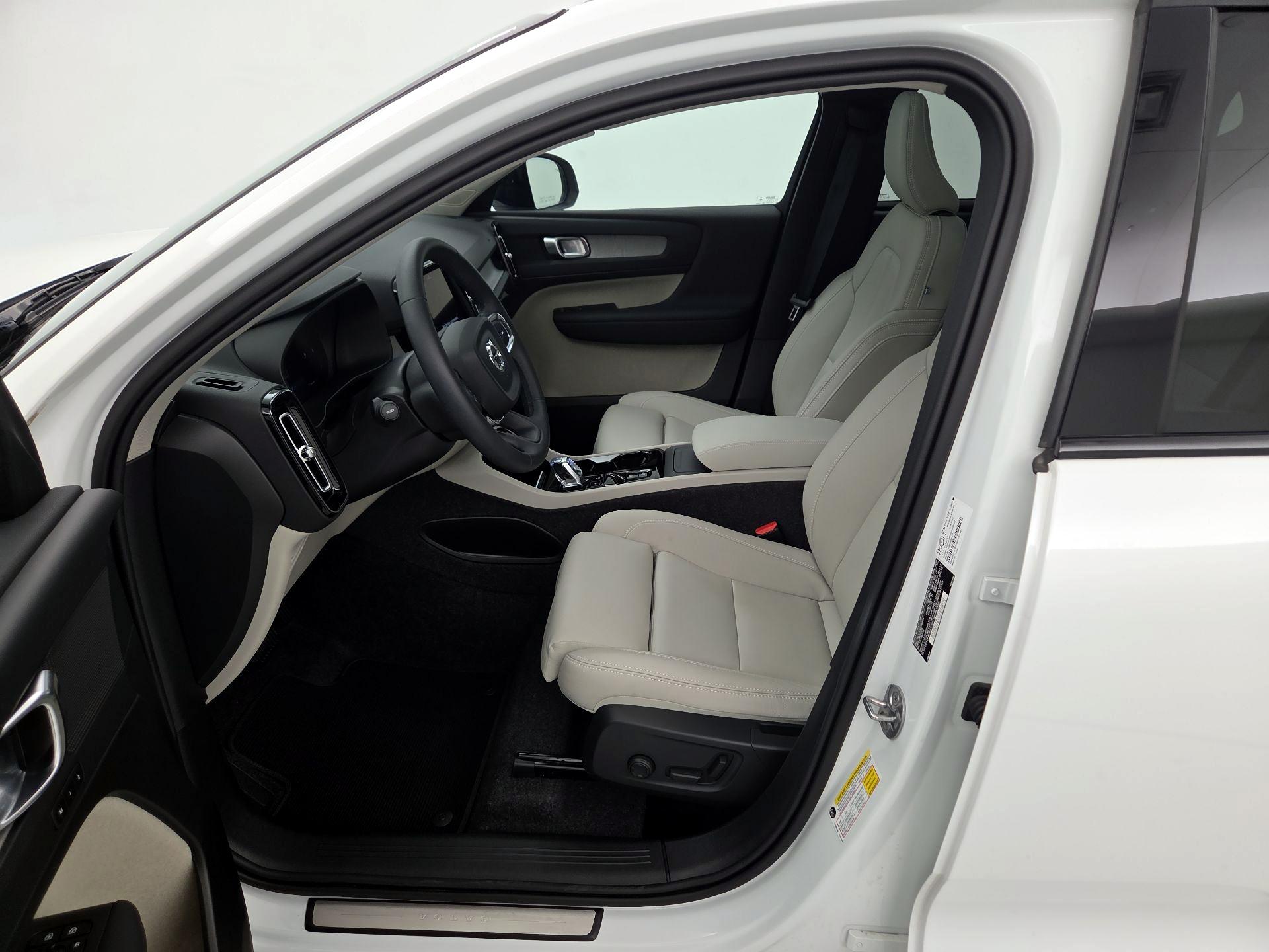 Thumbnail: 2025 Volvo XC40 - 11