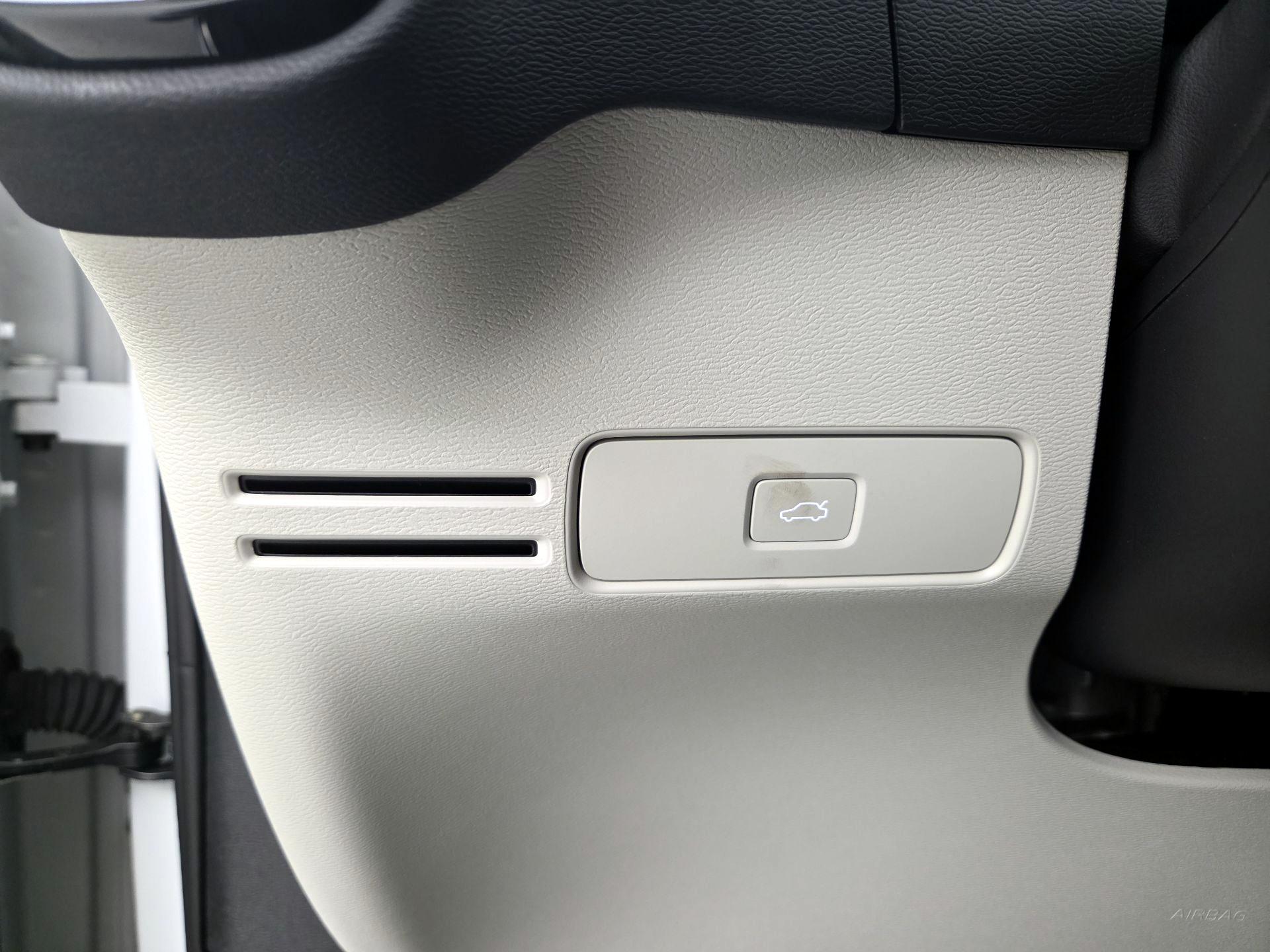 Thumbnail: 2025 Volvo XC40 - 13