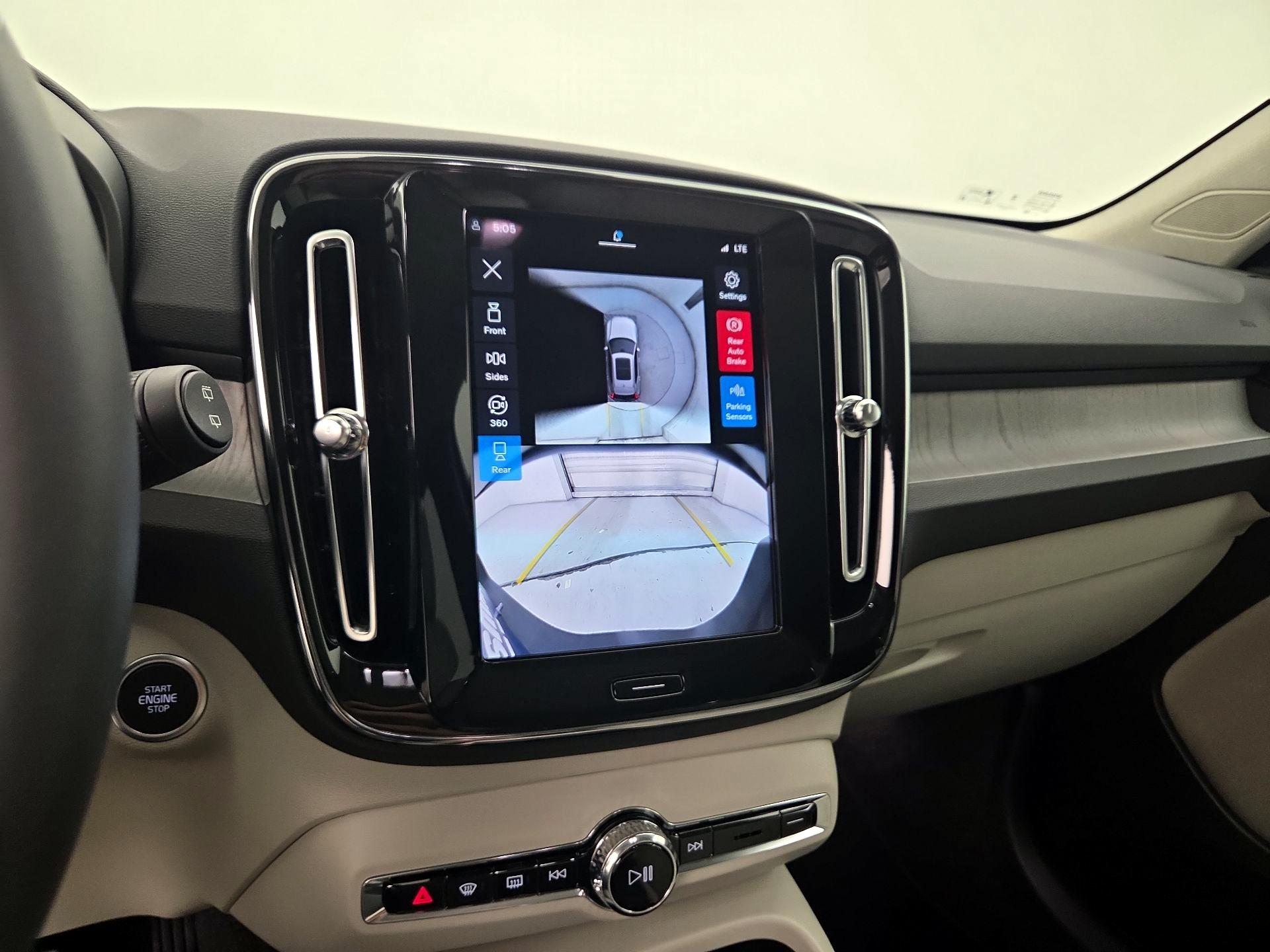 Thumbnail: 2025 Volvo XC40 - 14