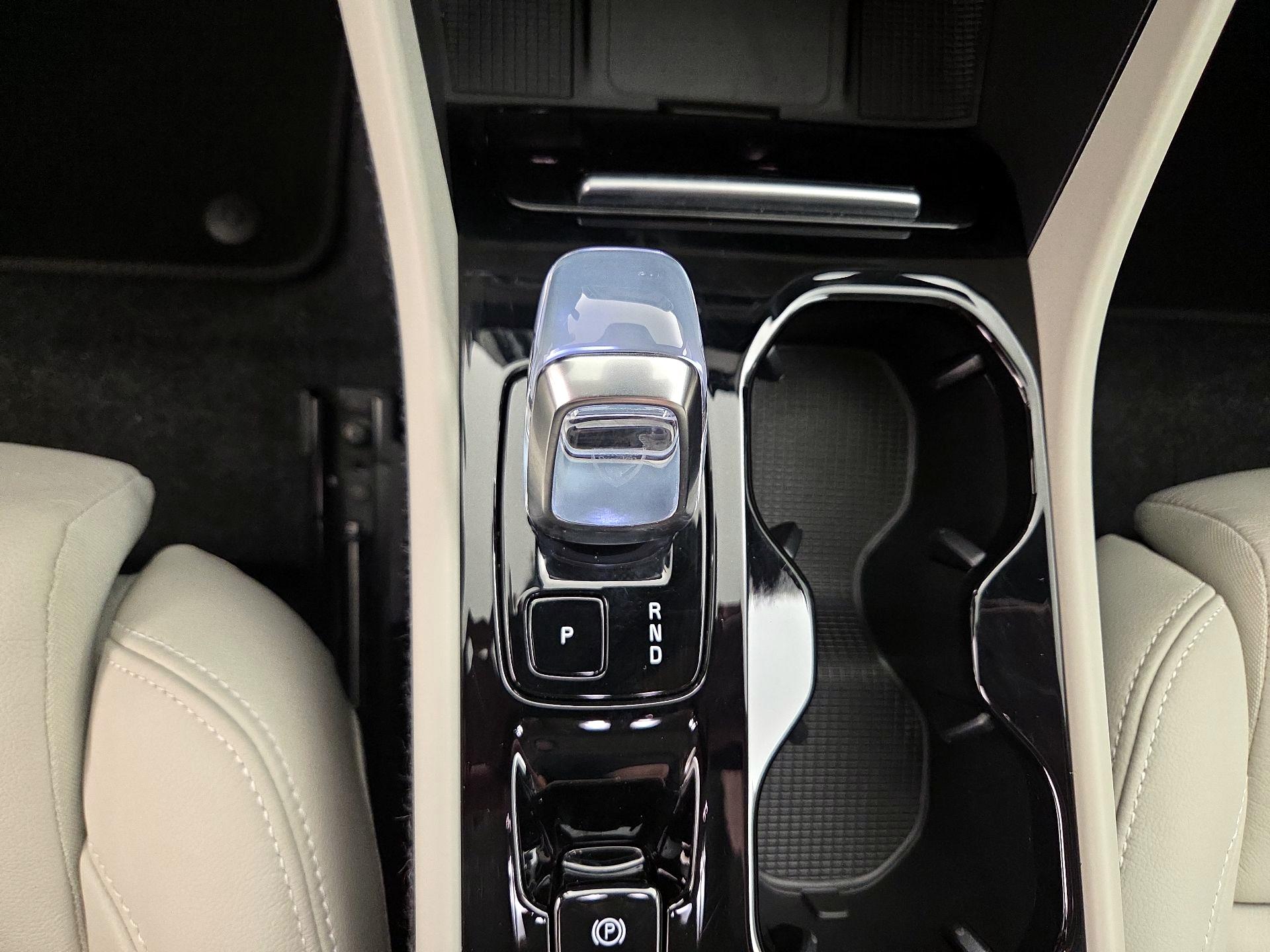 Thumbnail: 2025 Volvo XC40 - 17