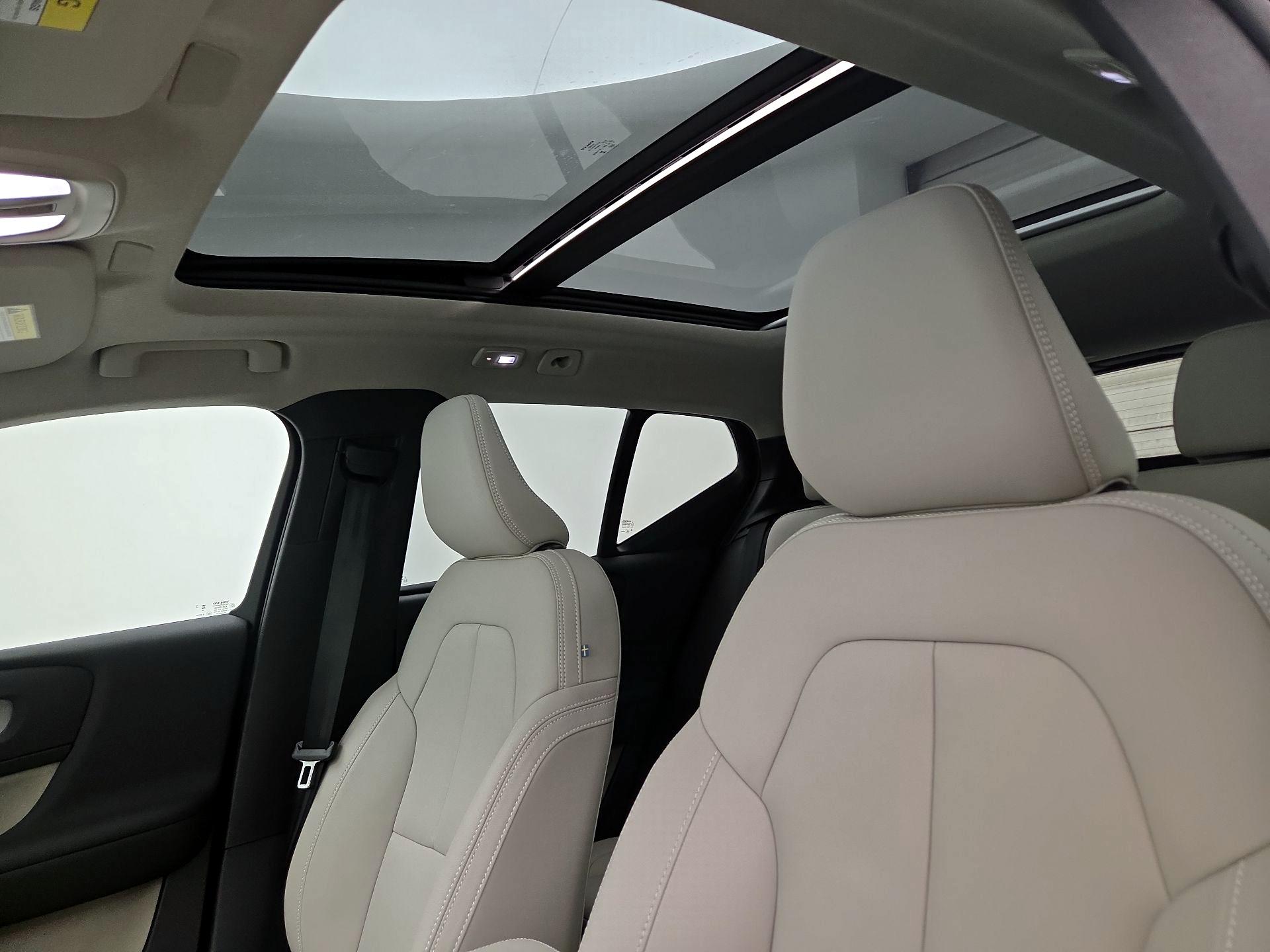 Thumbnail: 2025 Volvo XC40 - 19