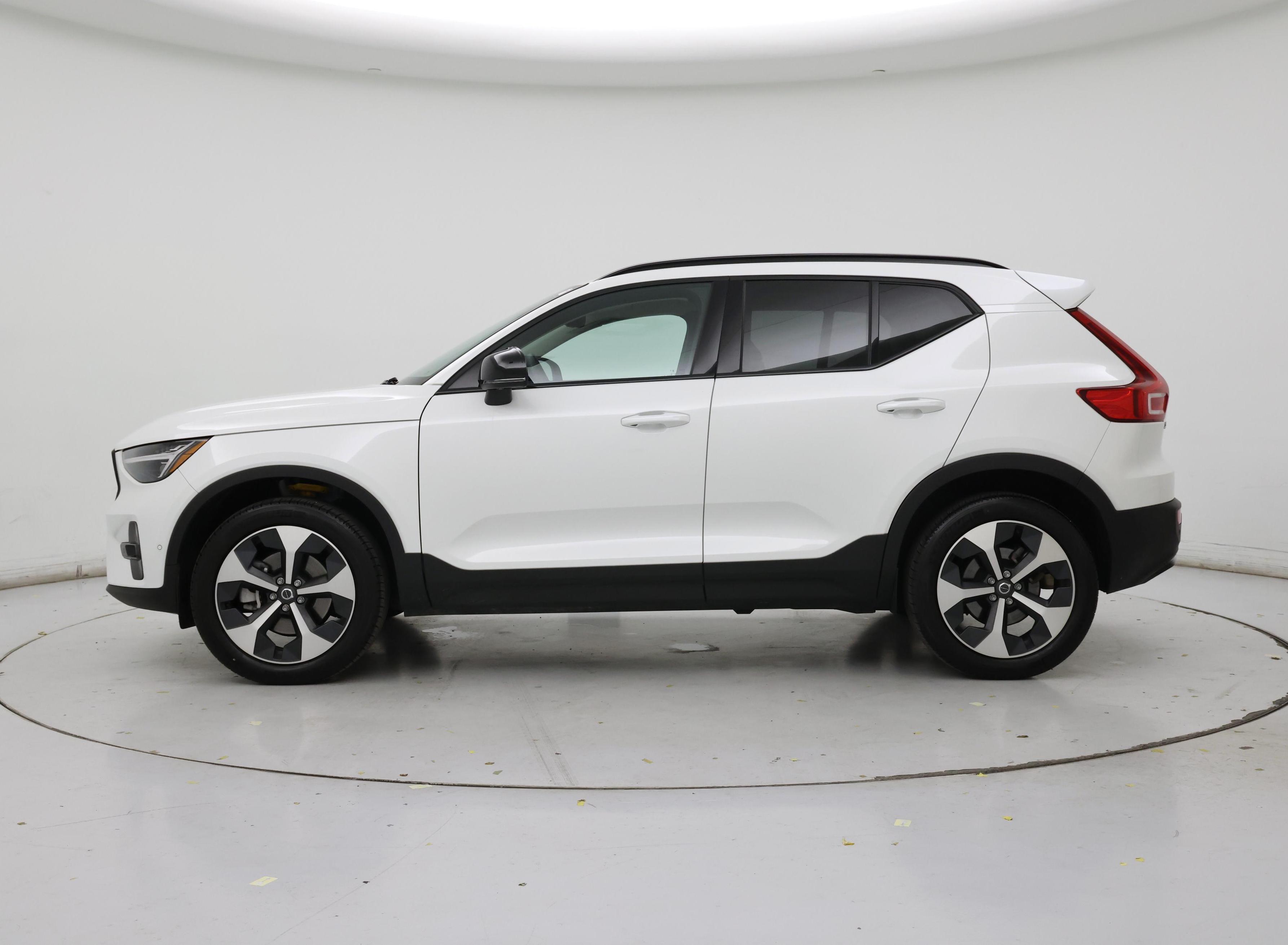 Thumbnail: 2025 Volvo XC40 - 3