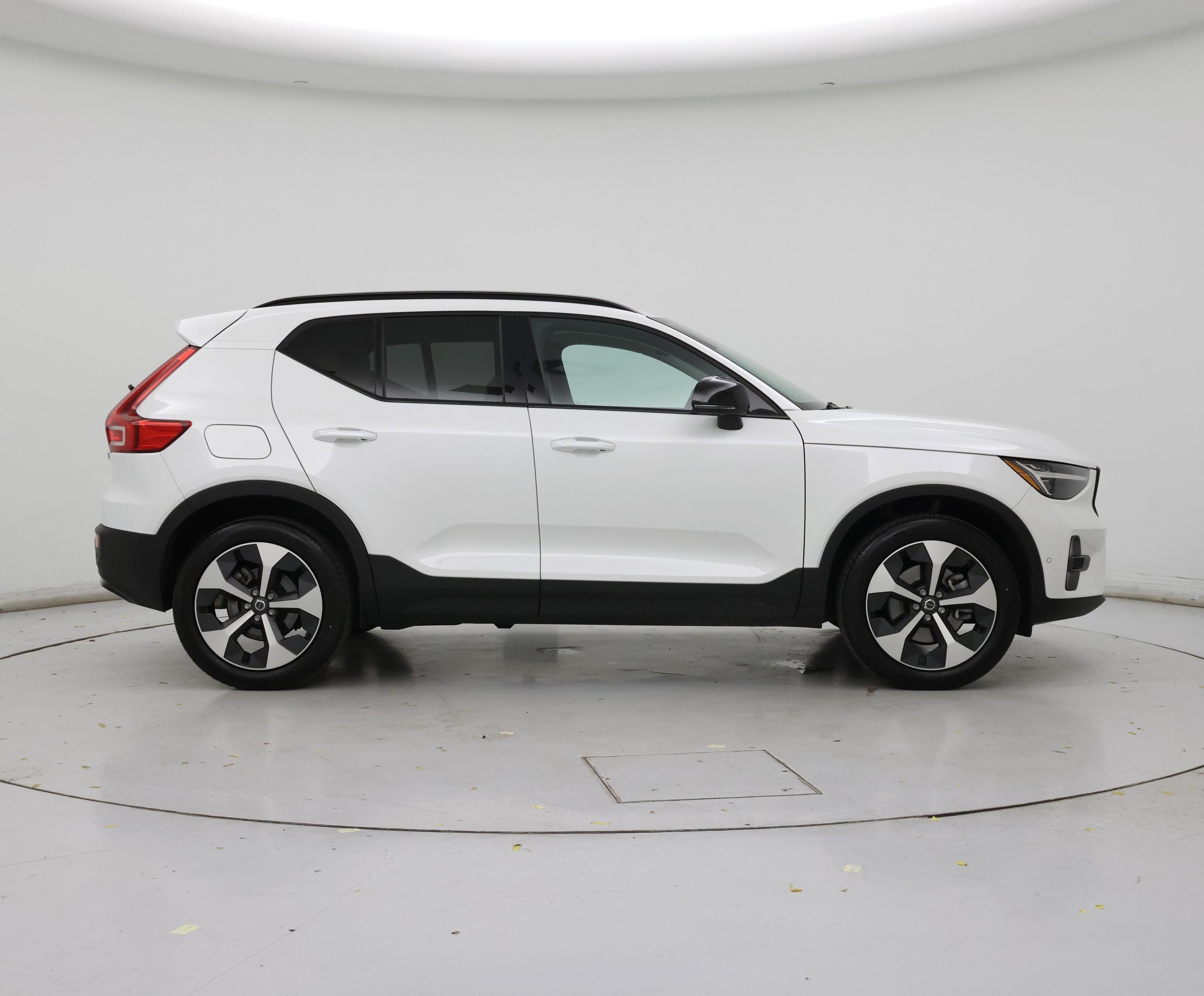 Thumbnail: 2025 Volvo XC40 - 7
