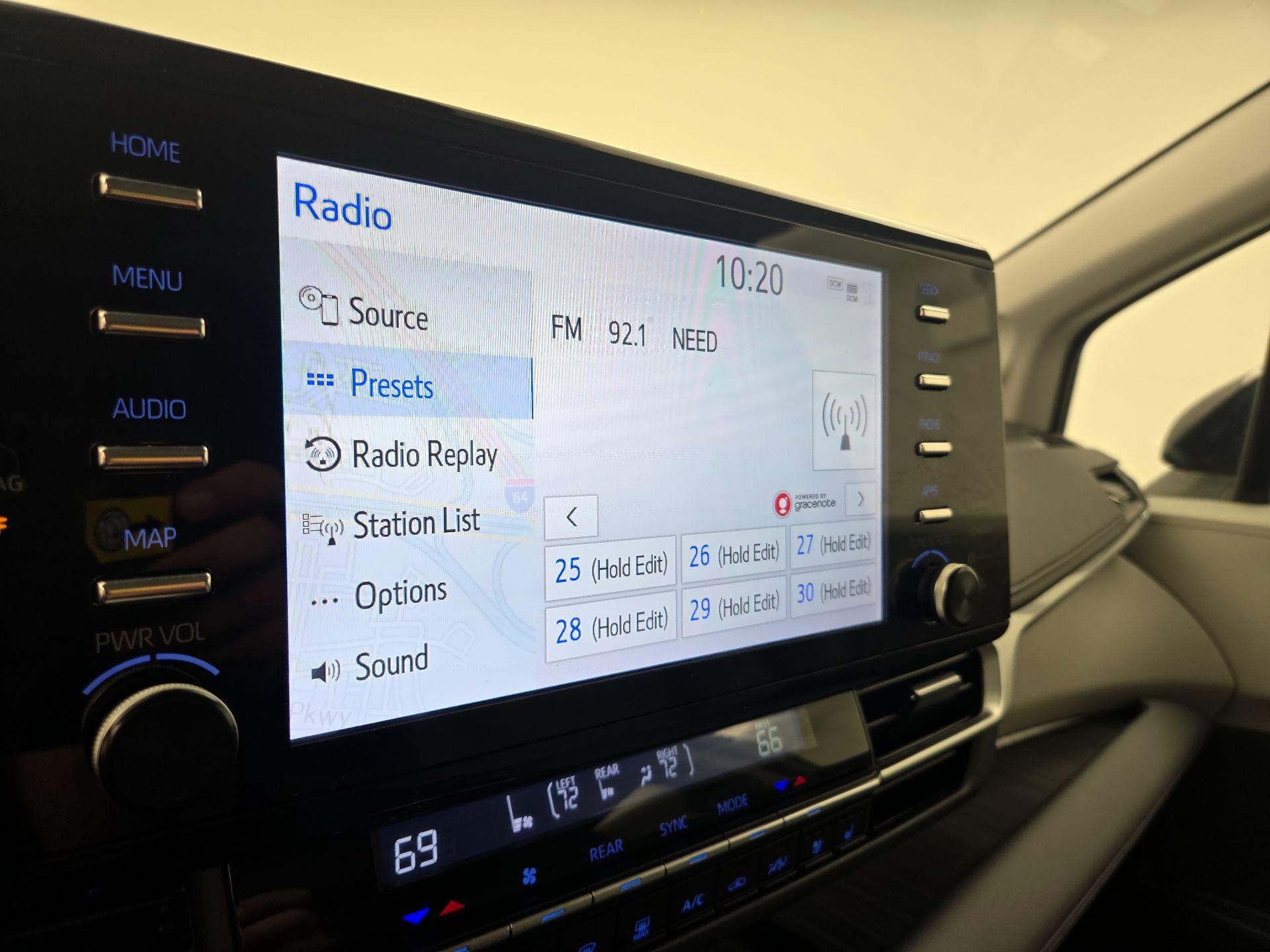 Thumbnail: 2021 Toyota Sienna - 16