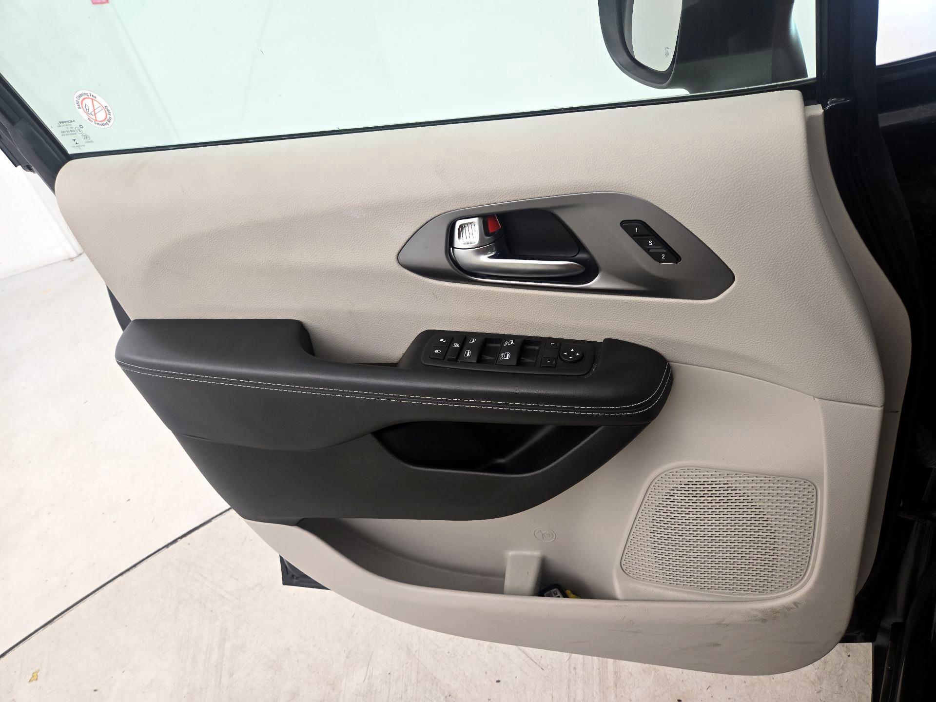 Thumbnail: 2023 Chrysler Pacifica - 12