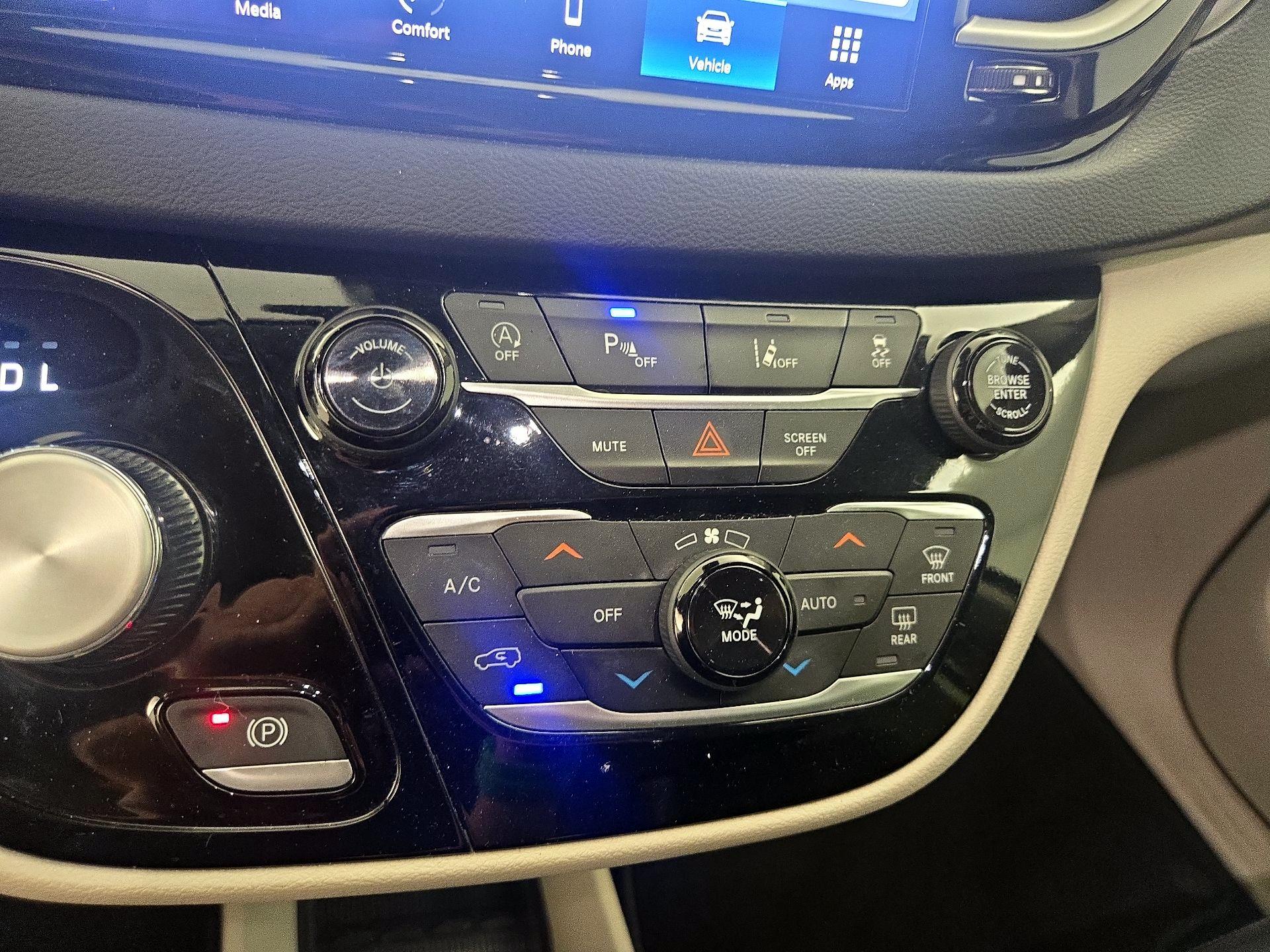 Thumbnail: 2023 Chrysler Pacifica - 16