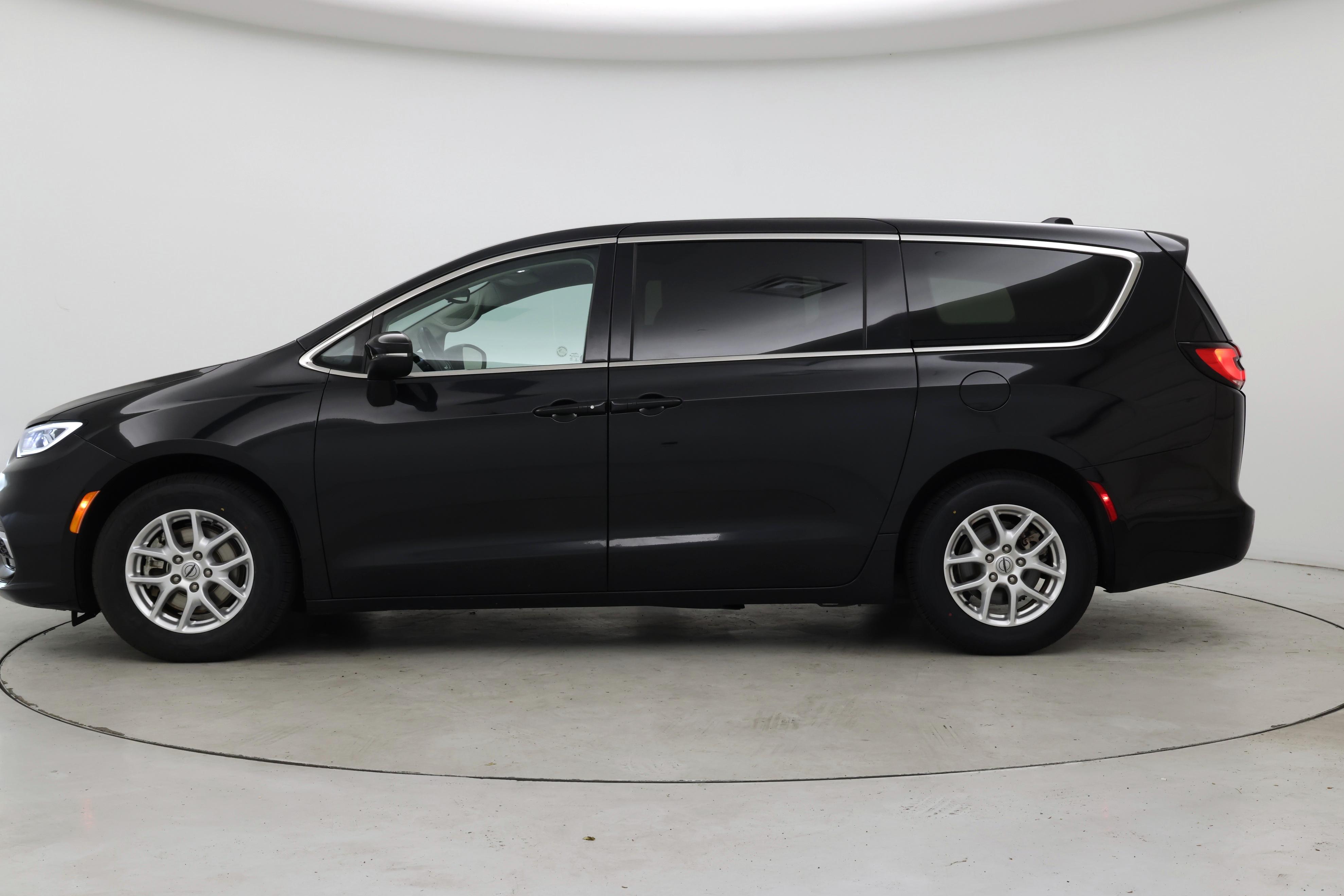 Thumbnail: 2023 Chrysler Pacifica - 3