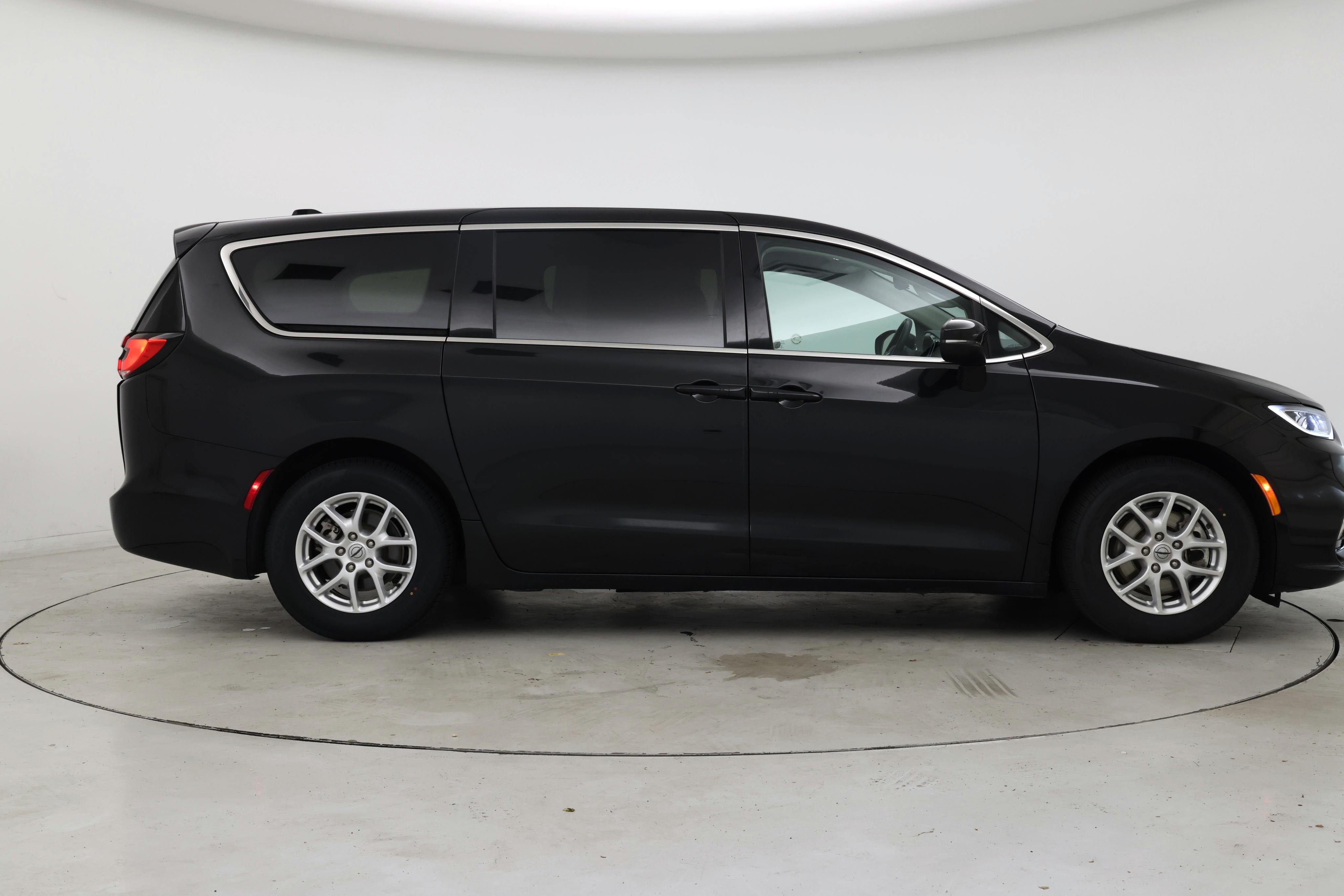 Thumbnail: 2023 Chrysler Pacifica - 7