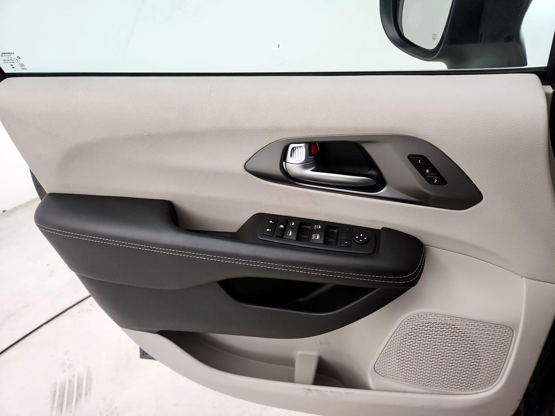 Thumbnail: 2023 Chrysler Pacifica - 12