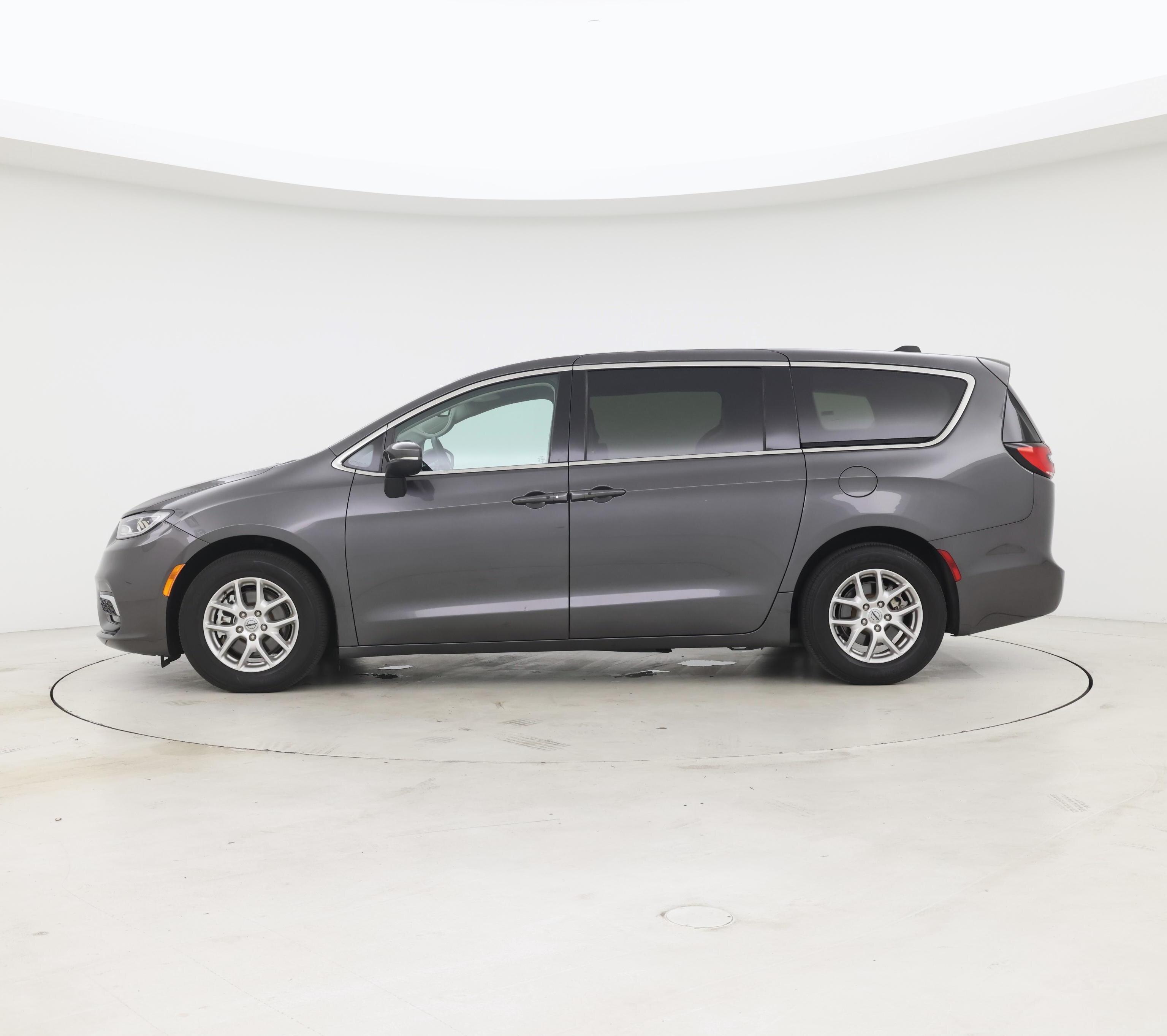 Thumbnail: 2023 Chrysler Pacifica - 3