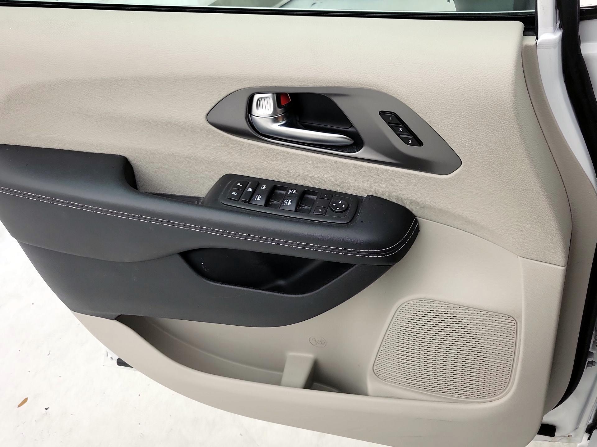 Thumbnail: 2023 Chrysler Pacifica - 12